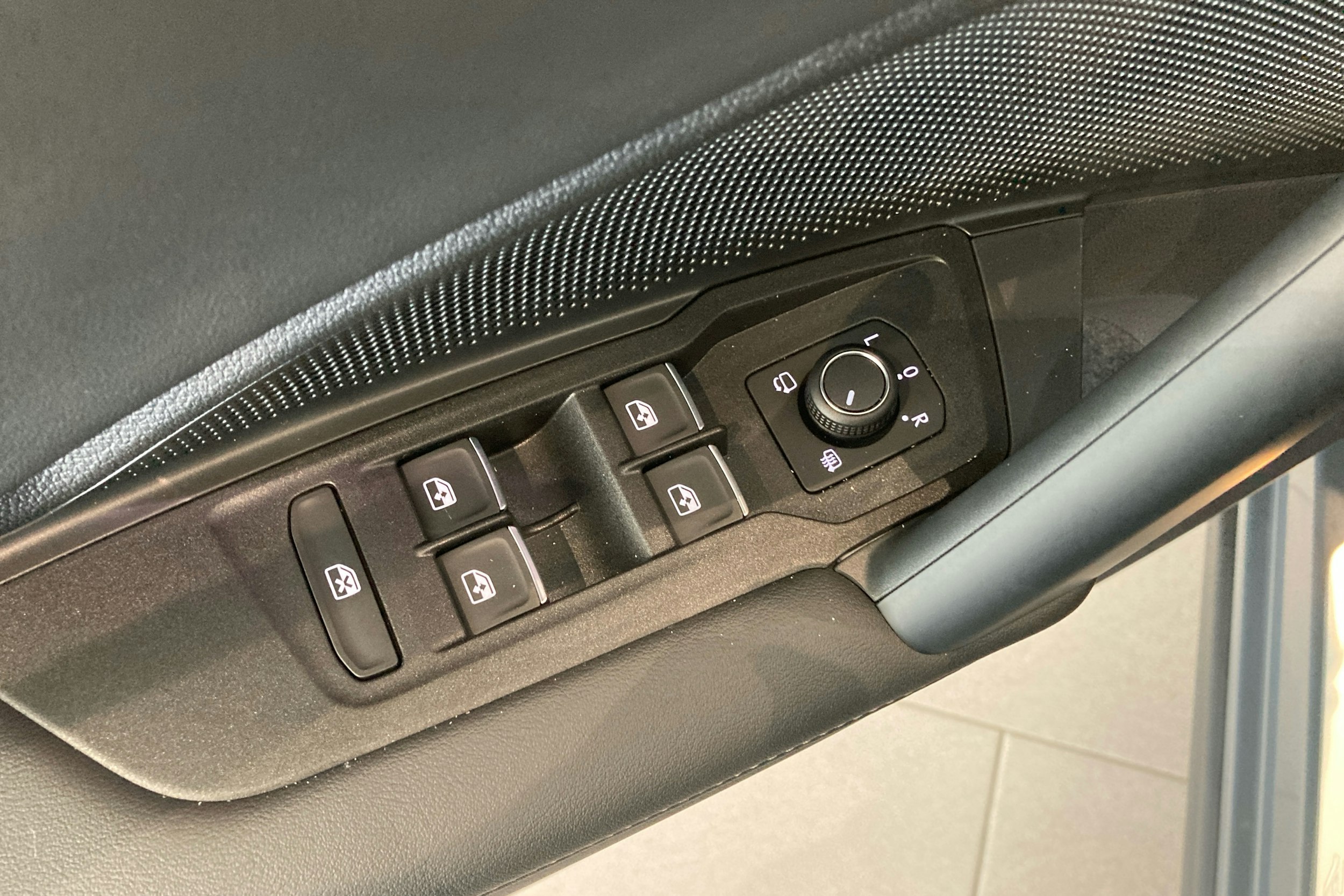 harmaa Volkswagen Tiguan 2025 kuva 12.