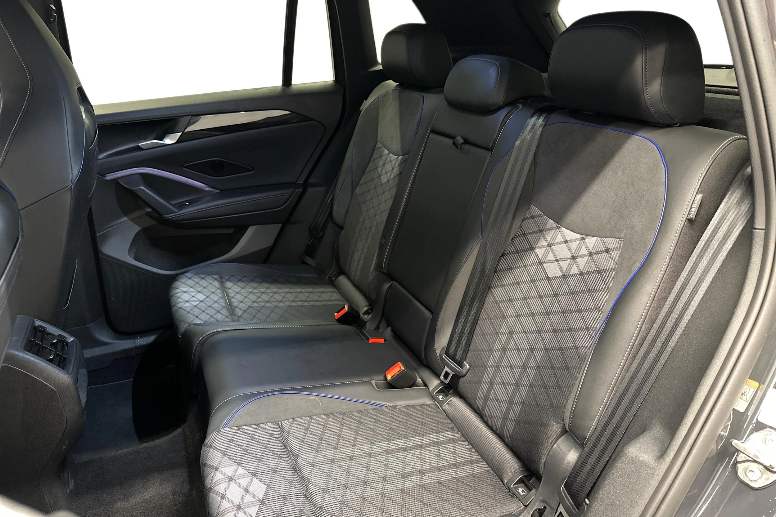 harmaa Volkswagen Tiguan 2025 kuva 8.
