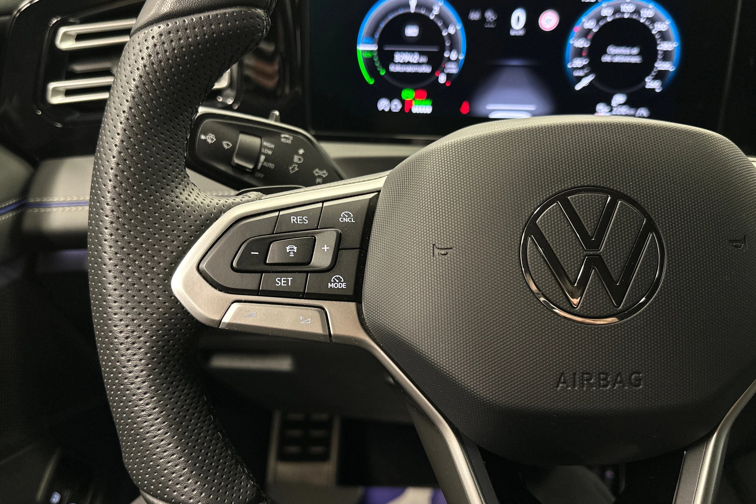 harmaa Volkswagen Tiguan 2025 kuva 11.