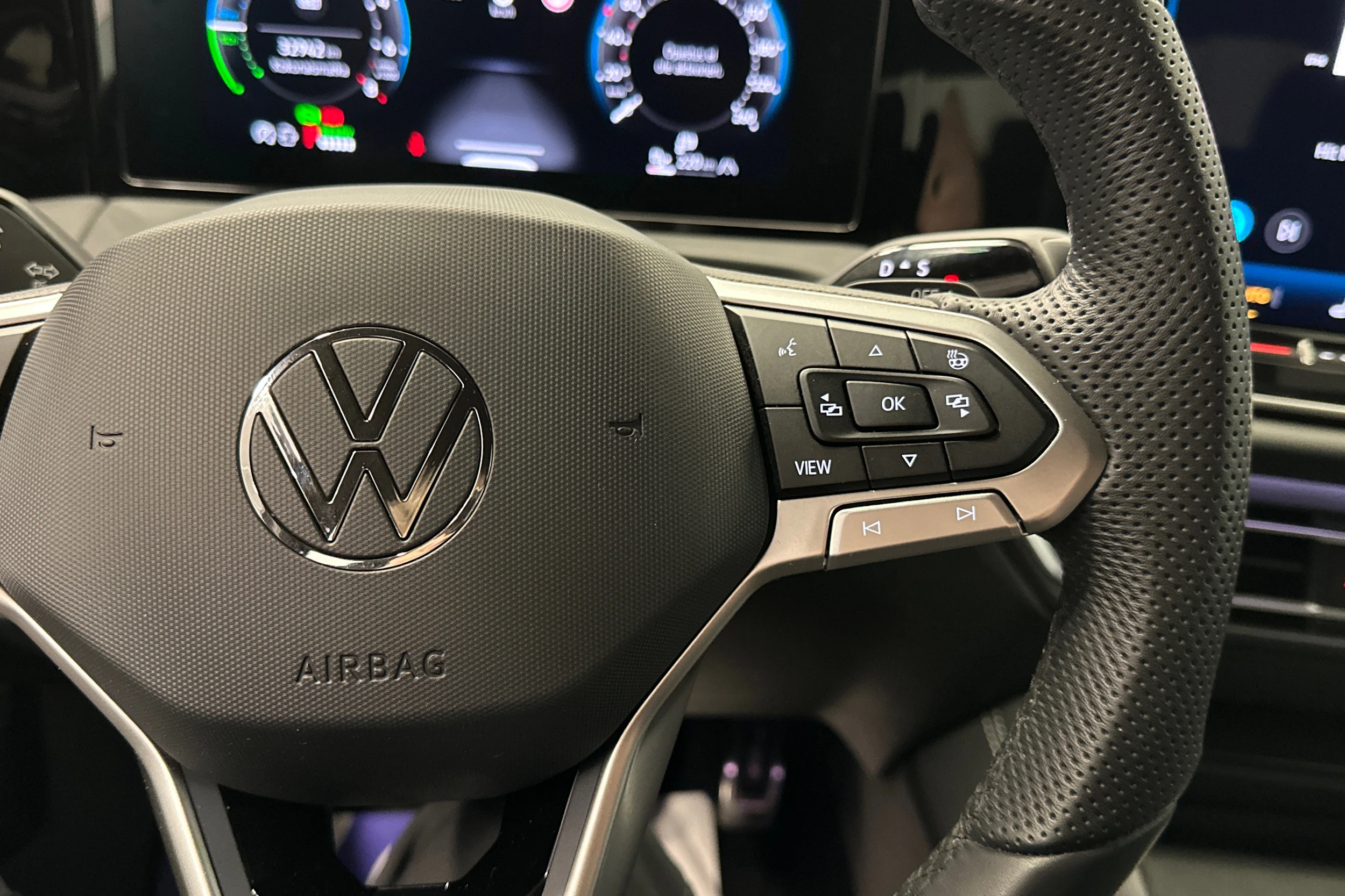 harmaa Volkswagen Tiguan 2025 kuva 12.