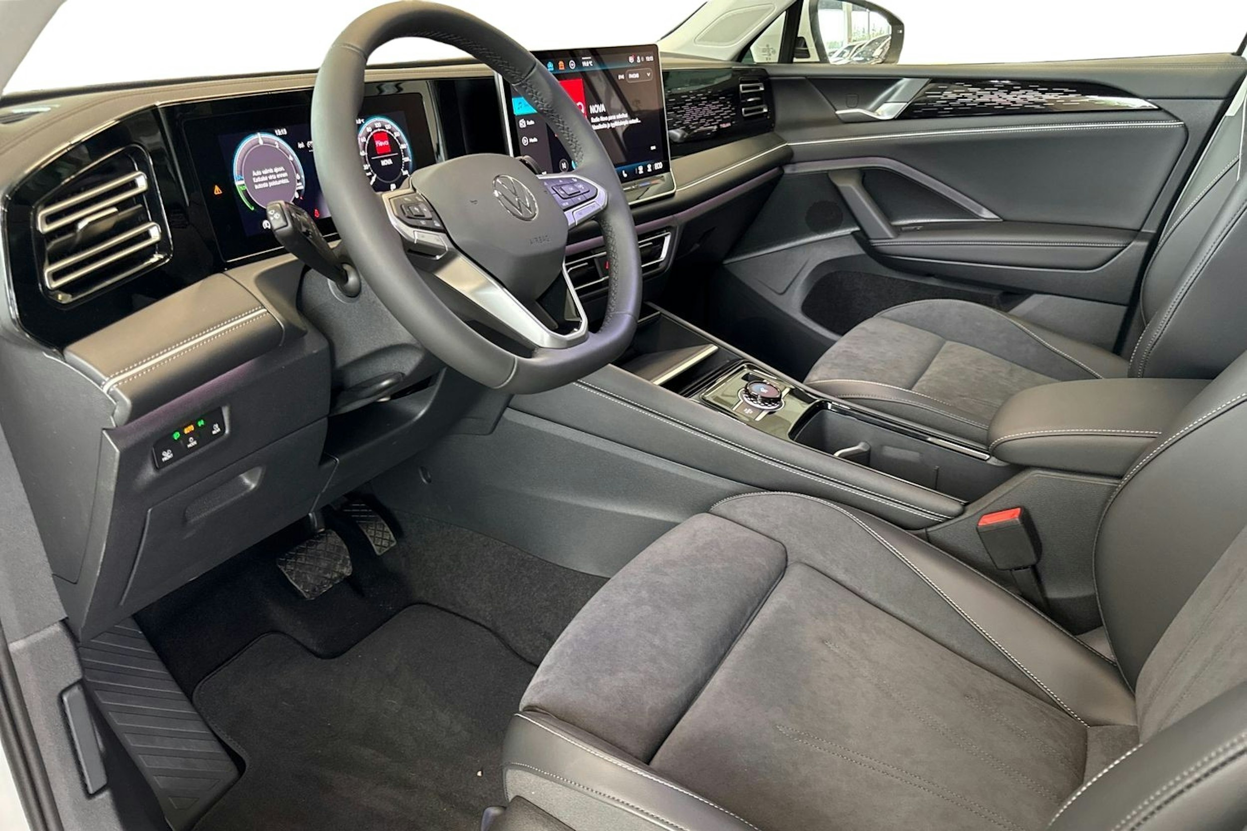 valkoinen Volkswagen Tiguan 2025 kuva 7.