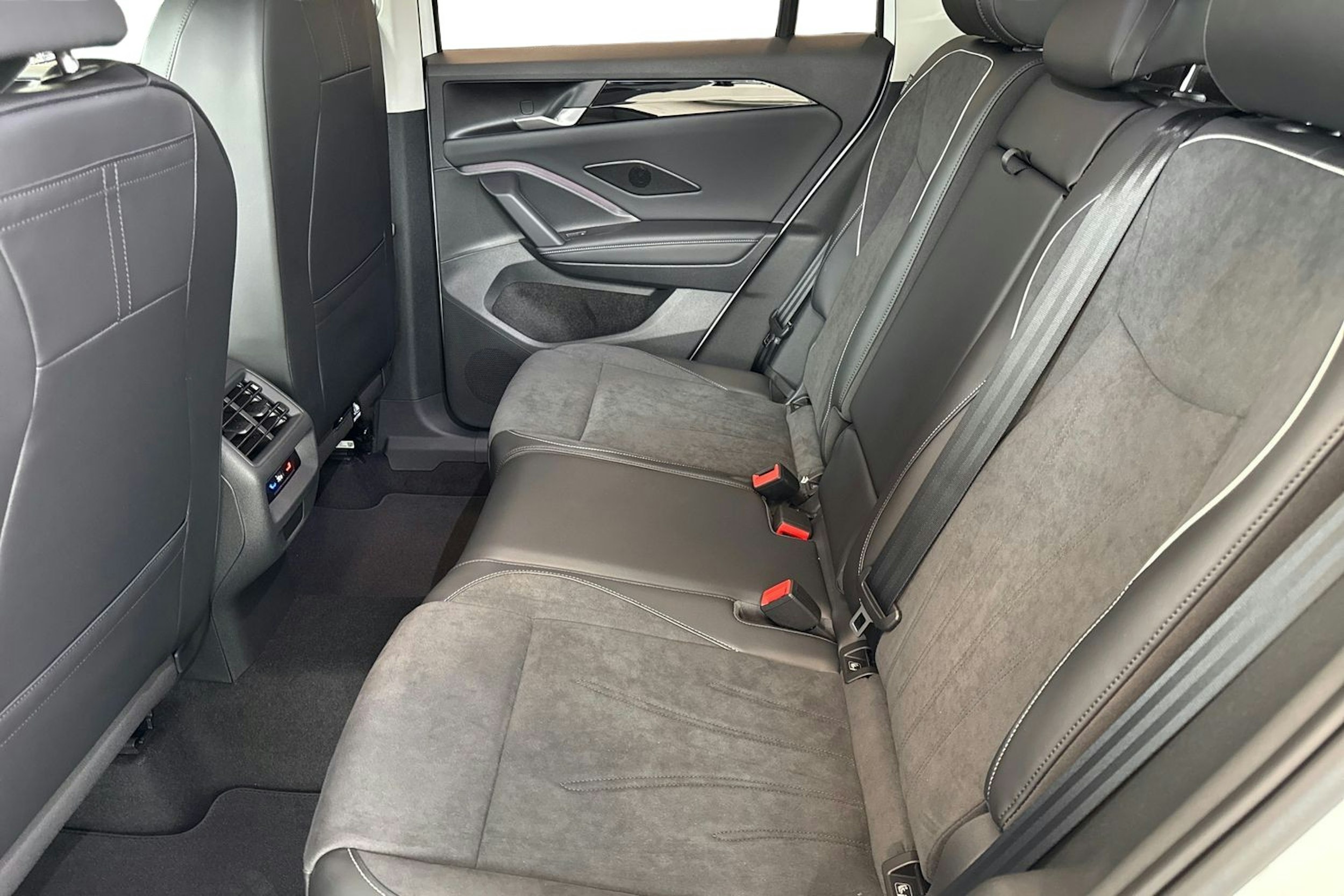 valkoinen Volkswagen Tiguan 2025 kuva 9.