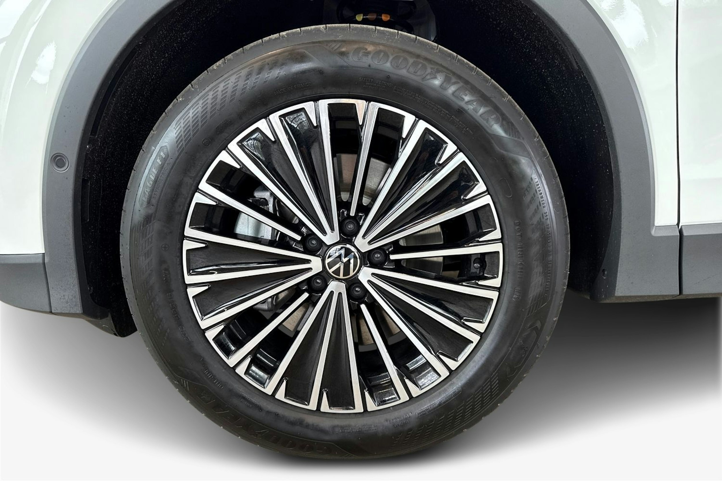 valkoinen Volkswagen Tiguan 2025 kuva 10.