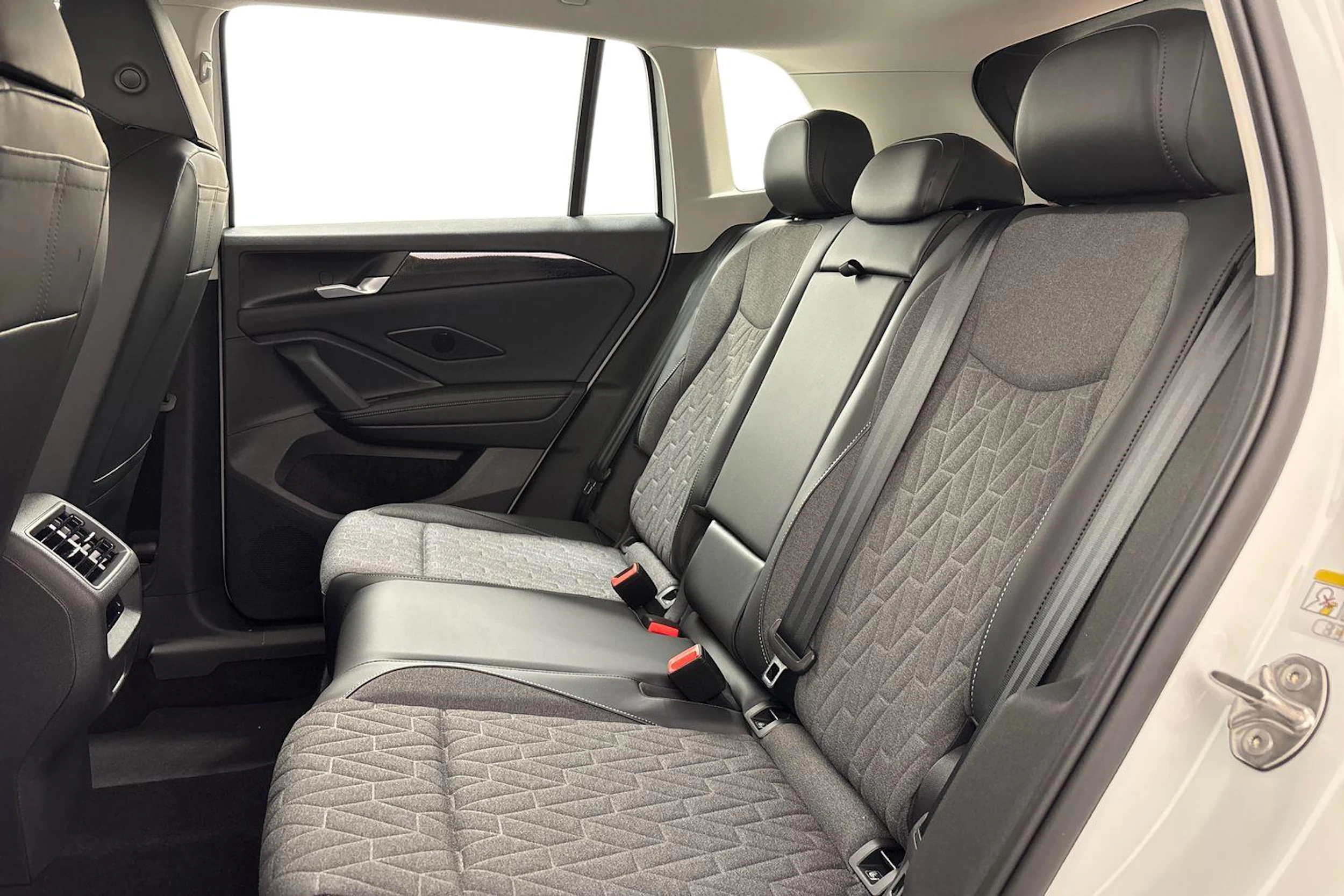 met. valkoinen Volkswagen Tiguan 2026 kuva 8.