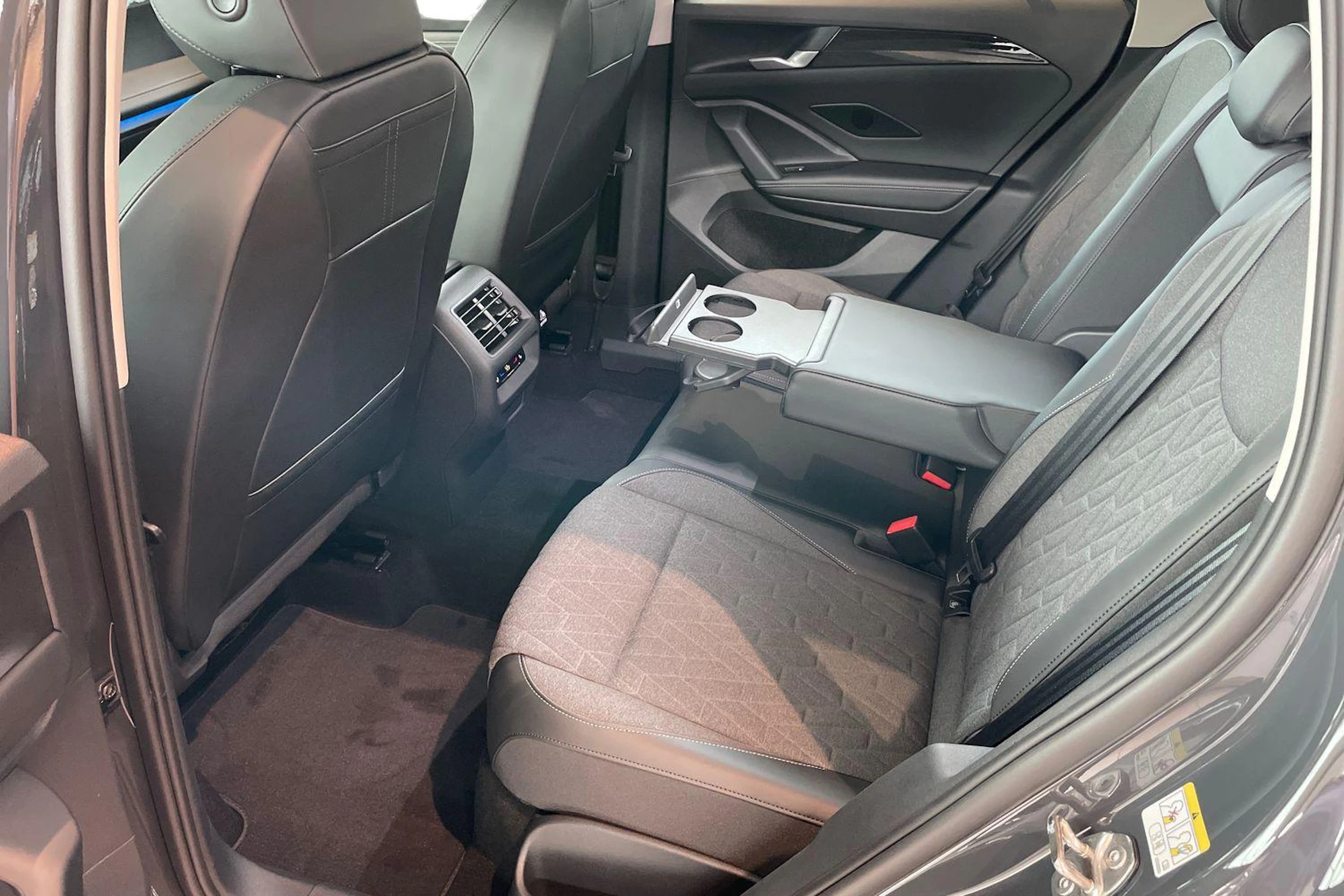 harmaa Volkswagen Tiguan 2026 kuva 8.