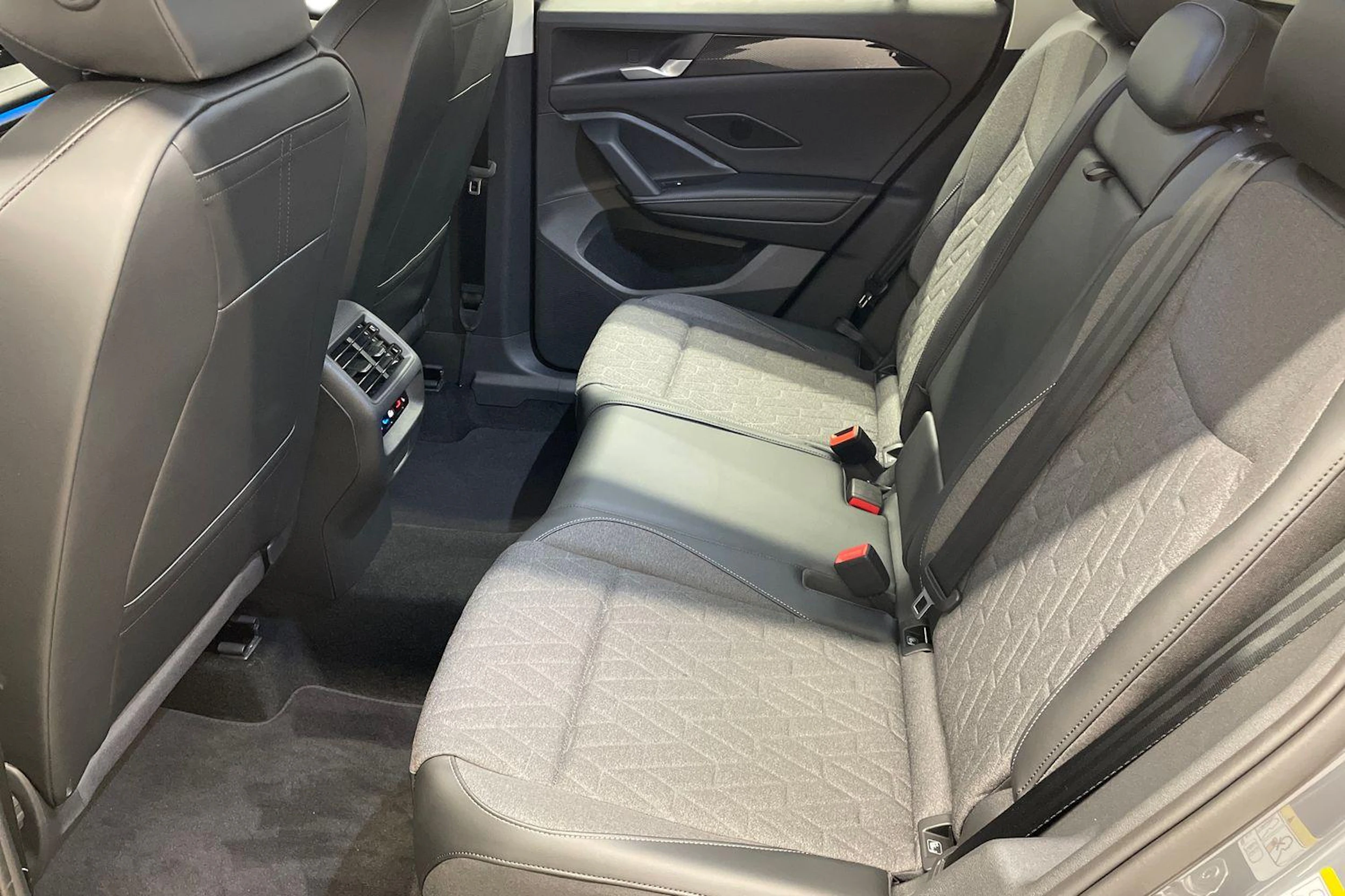 harmaa Volkswagen Tiguan 2026 kuva 8.