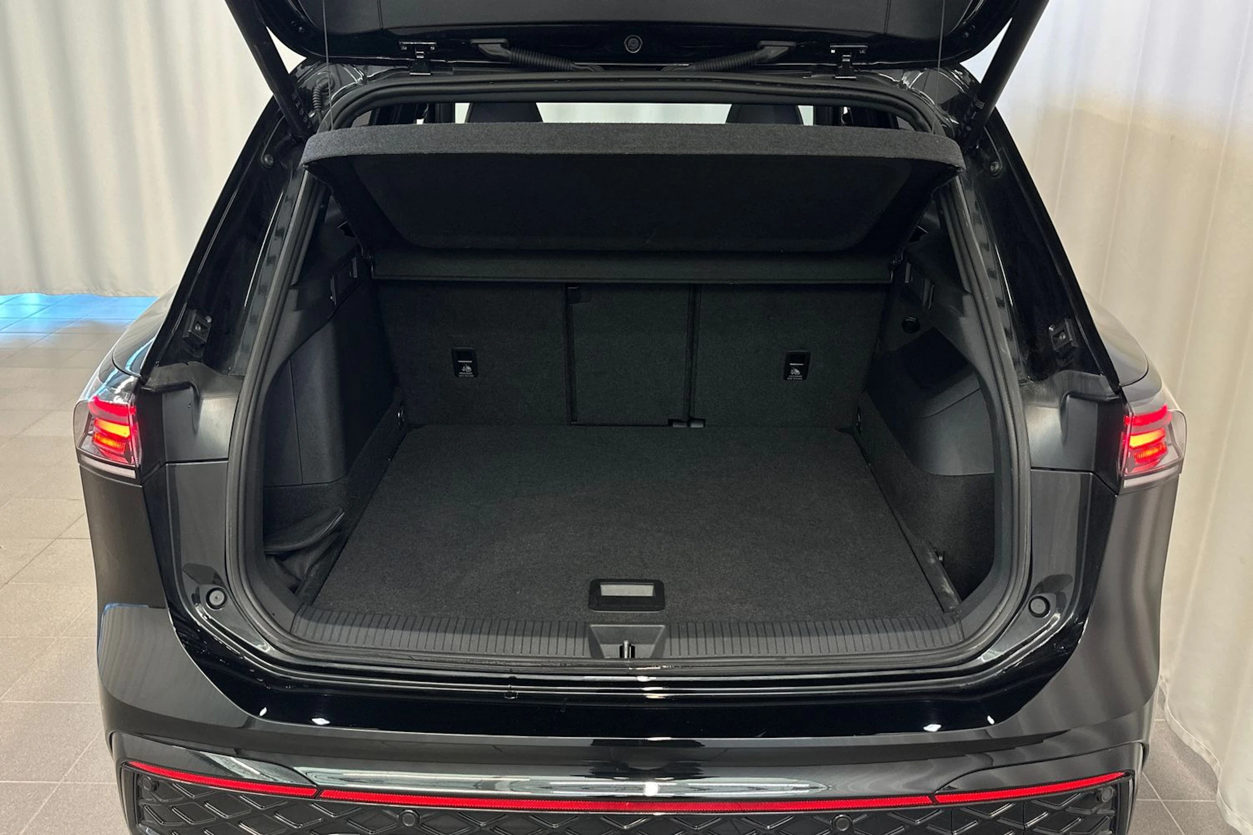 musta Volkswagen Tiguan 2026 kuva 13.