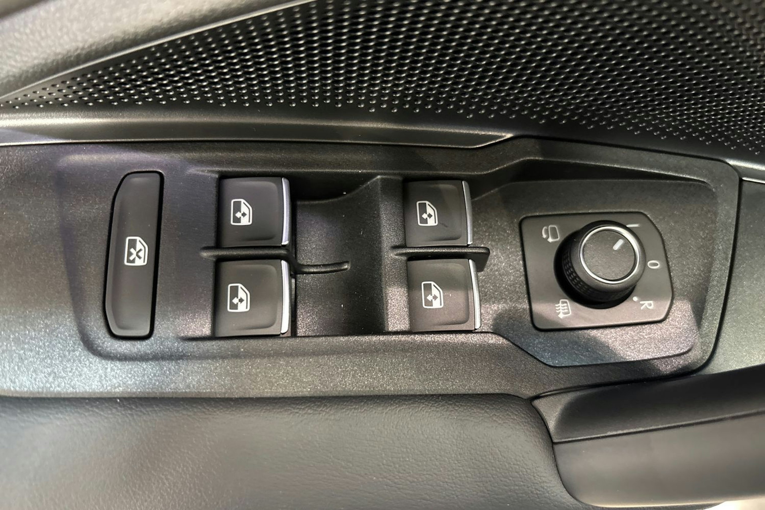 harmaa Volkswagen Tiguan 2026 kuva 12.