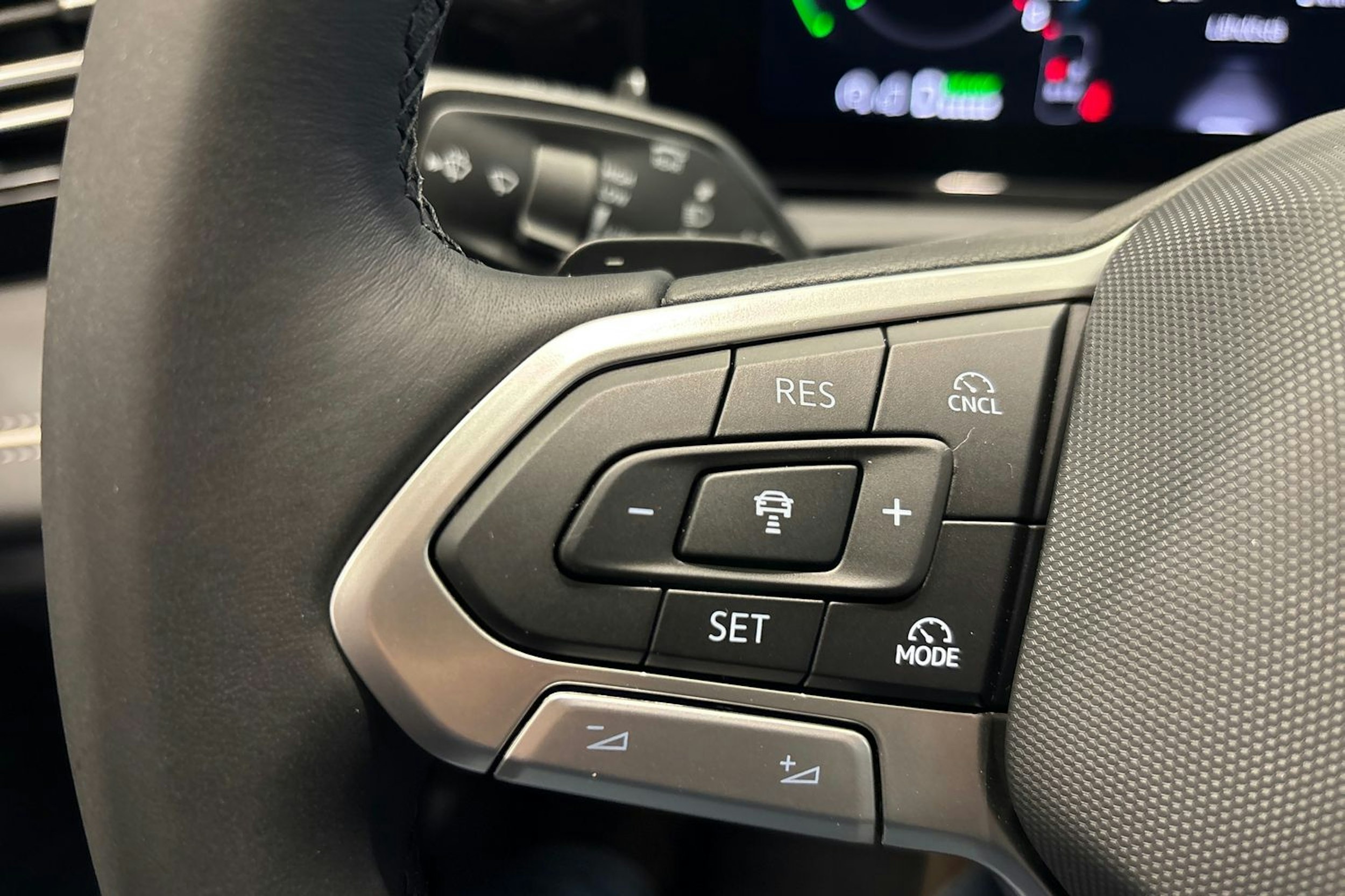 harmaa Volkswagen Tiguan 2026 kuva 14.