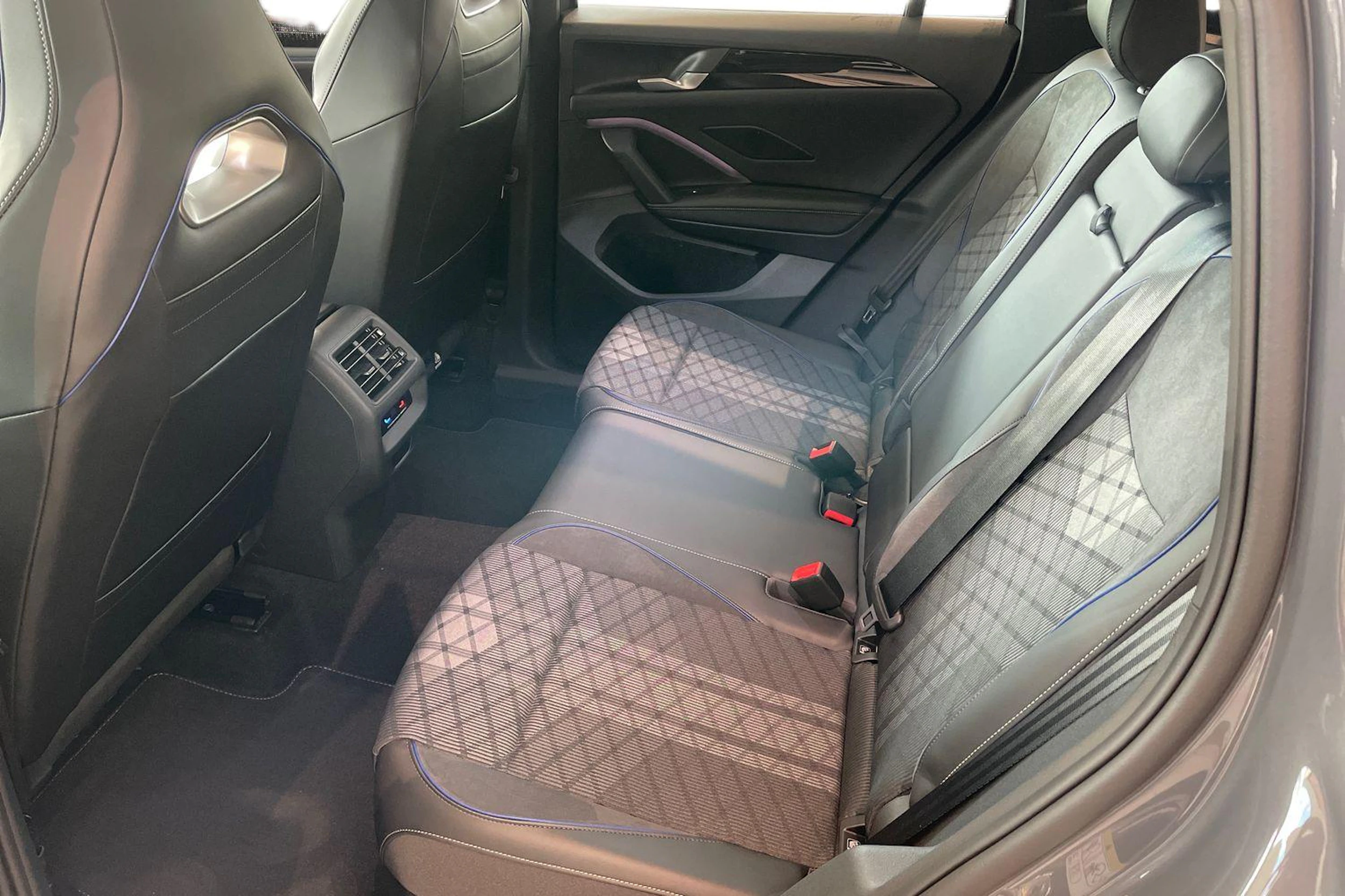 harmaa Volkswagen Tiguan 2026 kuva 8.