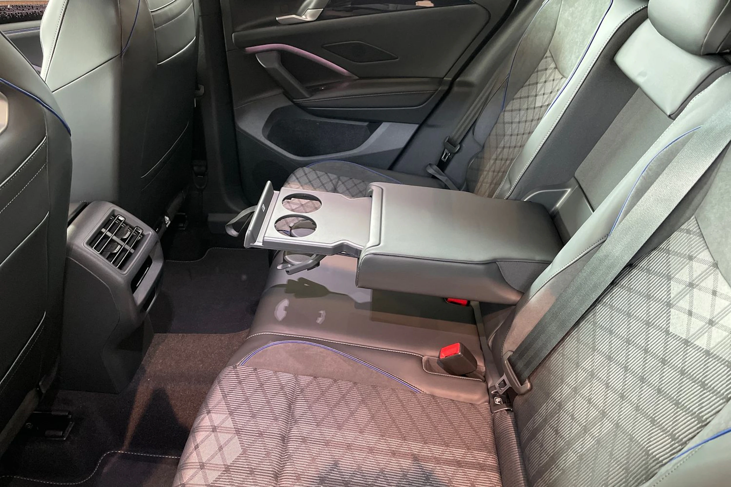 harmaa Volkswagen Tiguan 2026 kuva 19.