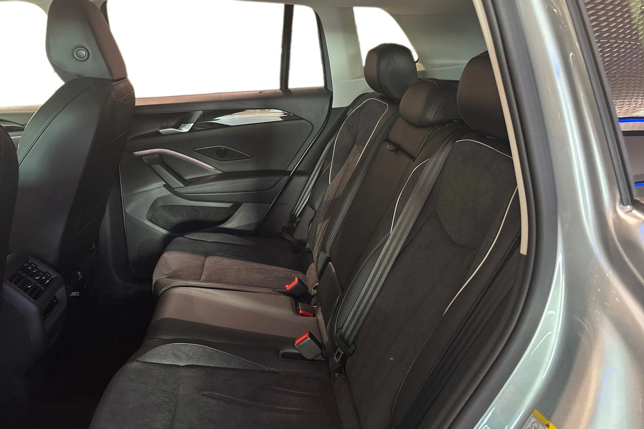 harmaa Volkswagen Tiguan 2026 kuva 8.