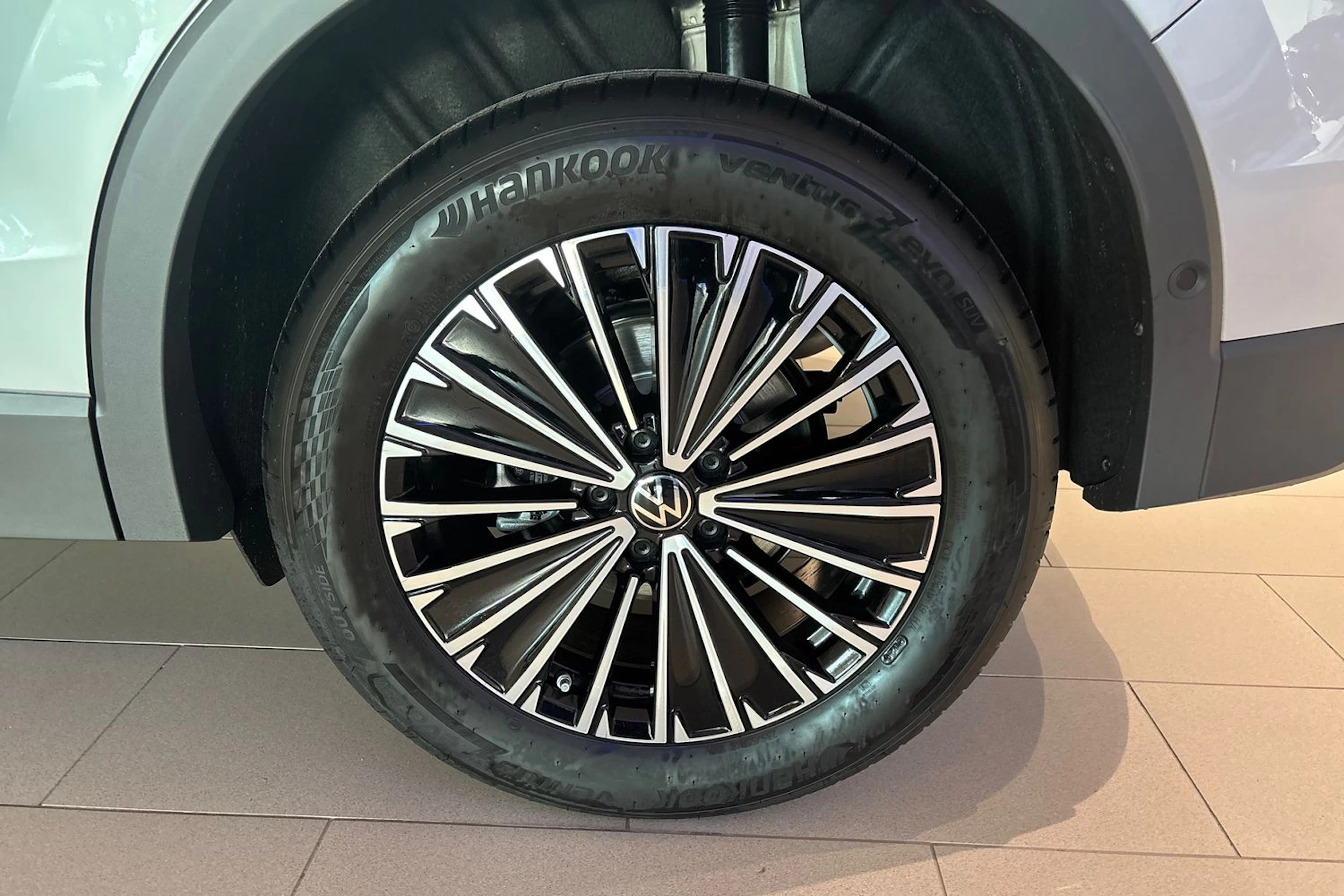 harmaa Volkswagen Tiguan 2026 kuva 10.