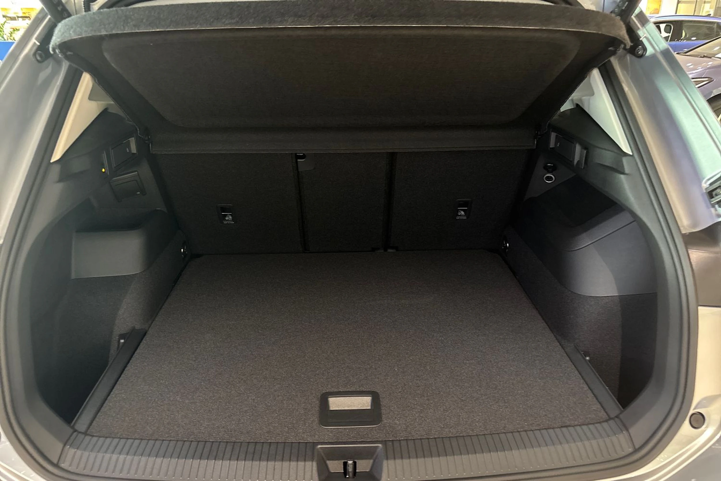 harmaa Volkswagen Tiguan 2026 kuva 12.