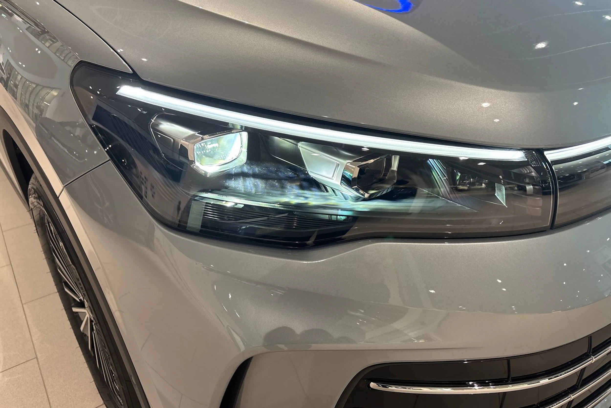 harmaa Volkswagen Tiguan 2026 kuva 17.