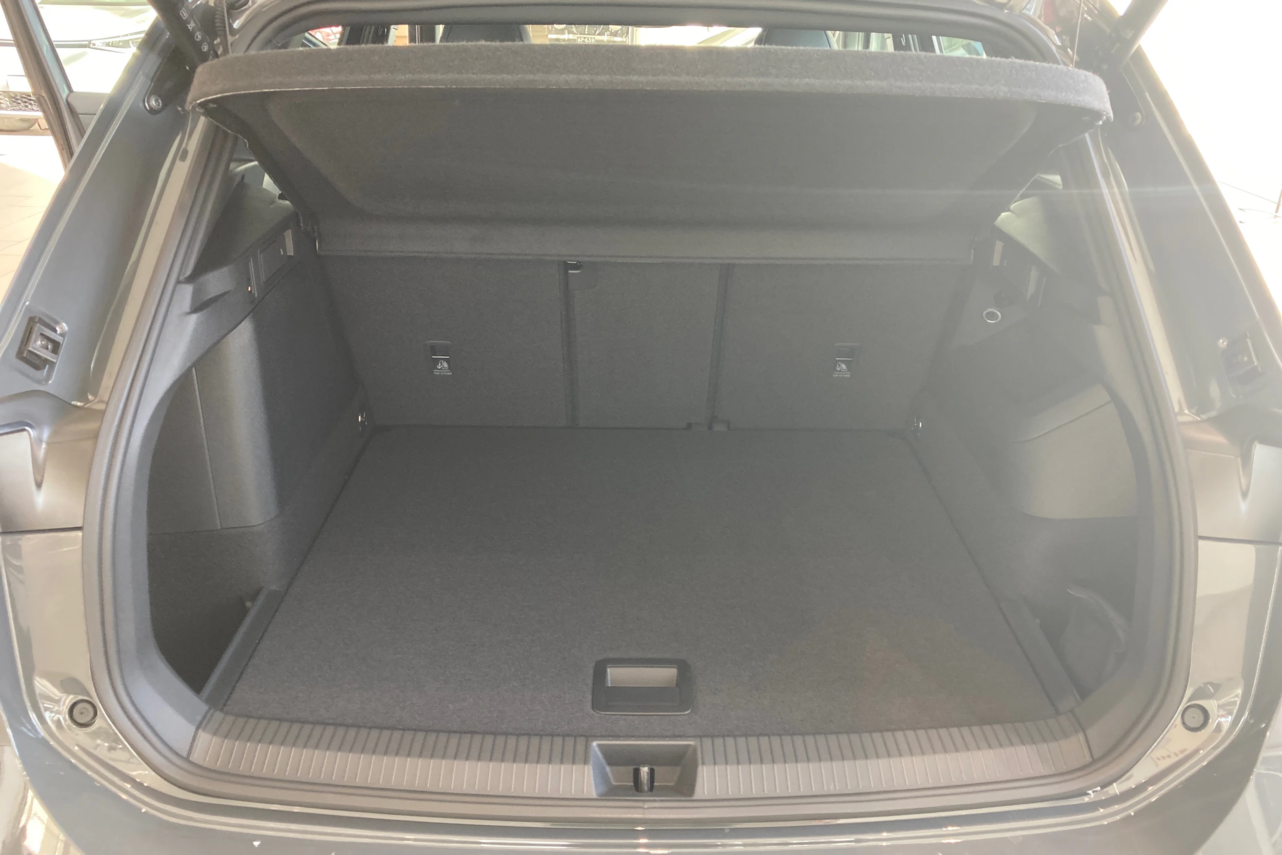 harmaa Volkswagen Tiguan 2026 kuva 19.