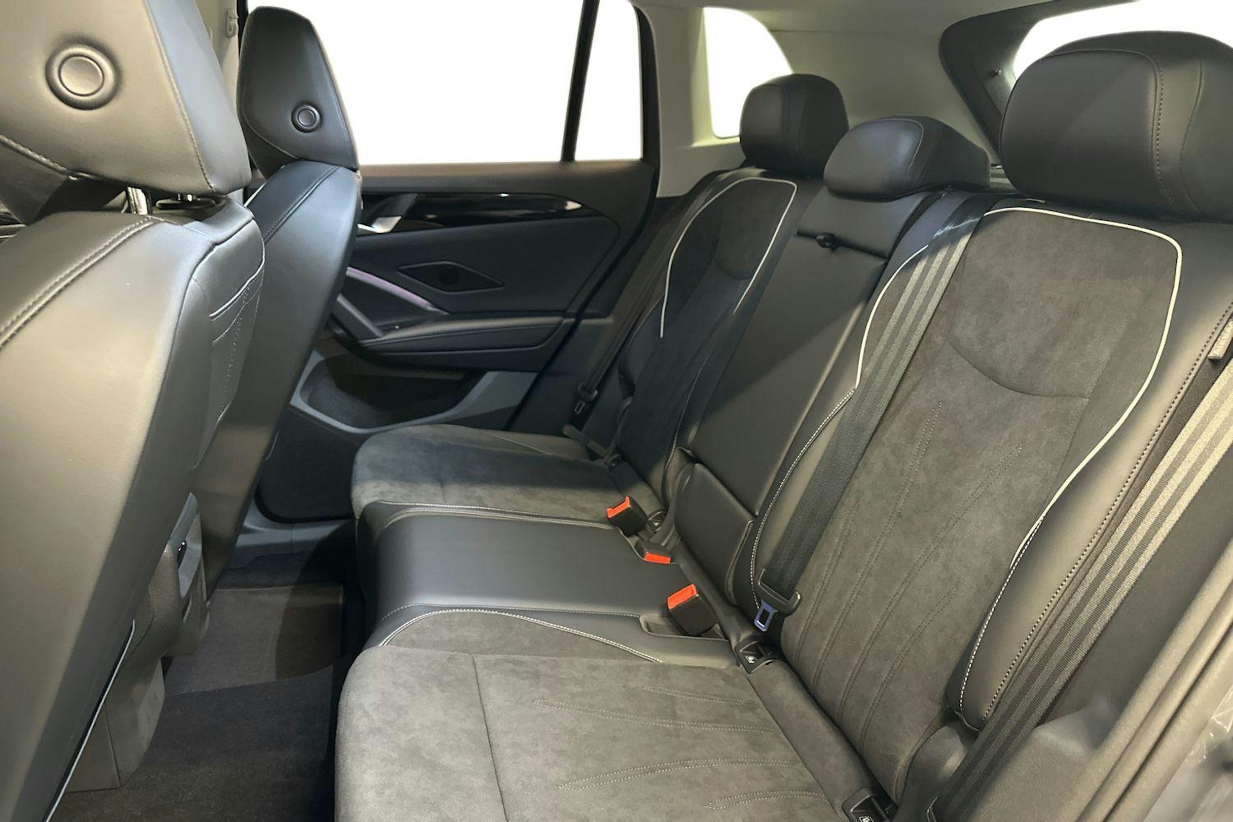 harmaa Volkswagen Tiguan 2026 kuva 8.