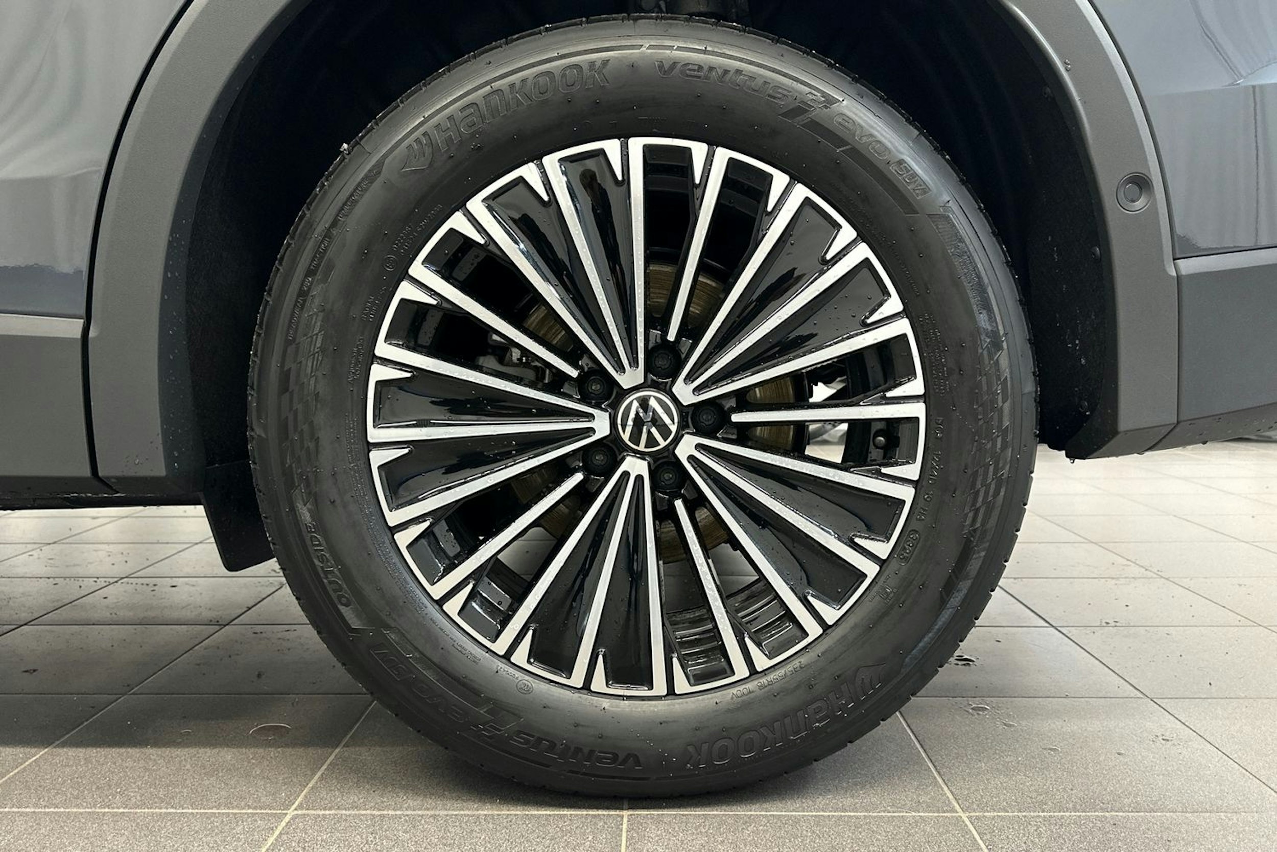 harmaa Volkswagen Tiguan 2026 kuva 10.