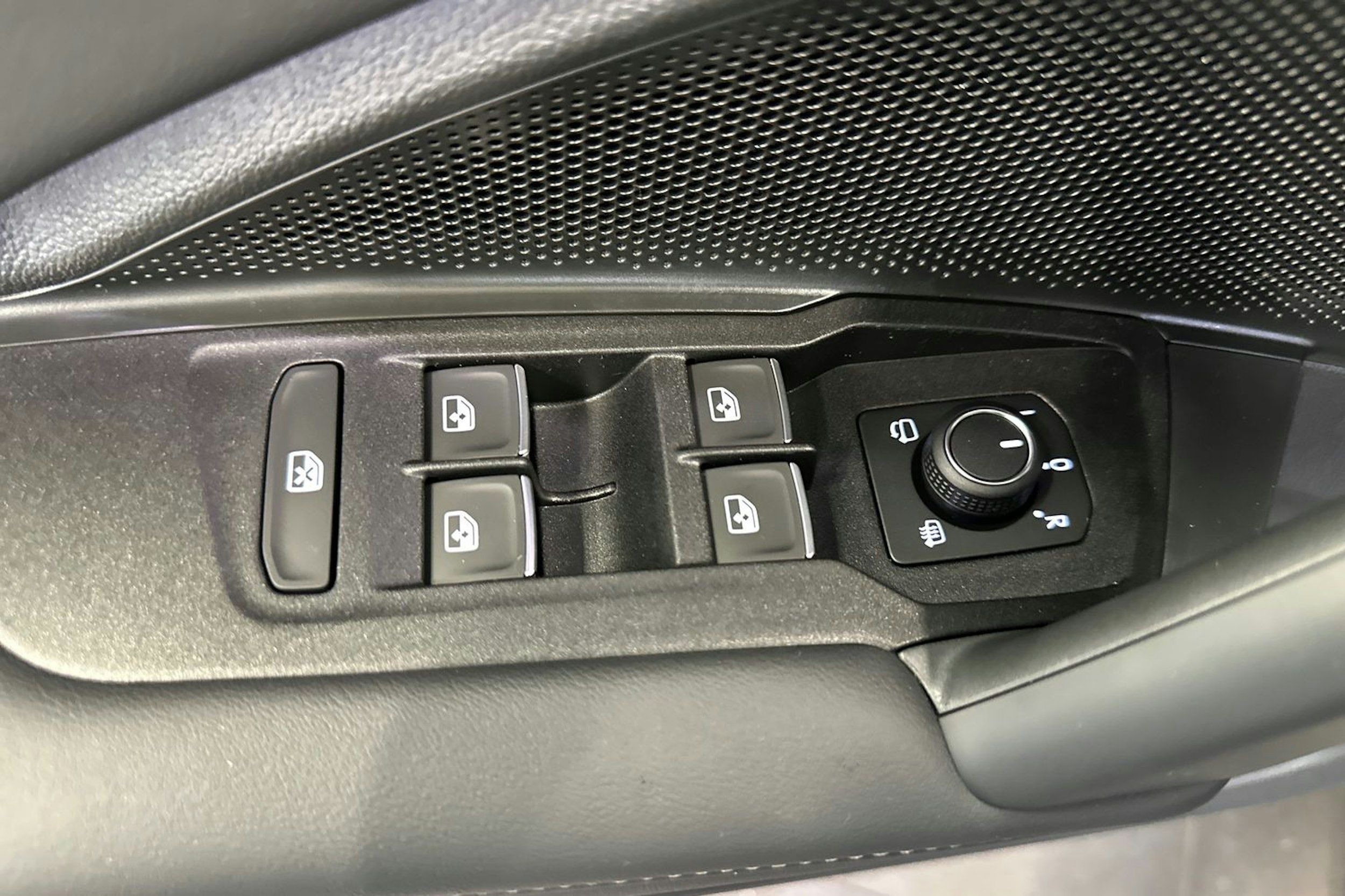 harmaa Volkswagen Tiguan 2026 kuva 14.