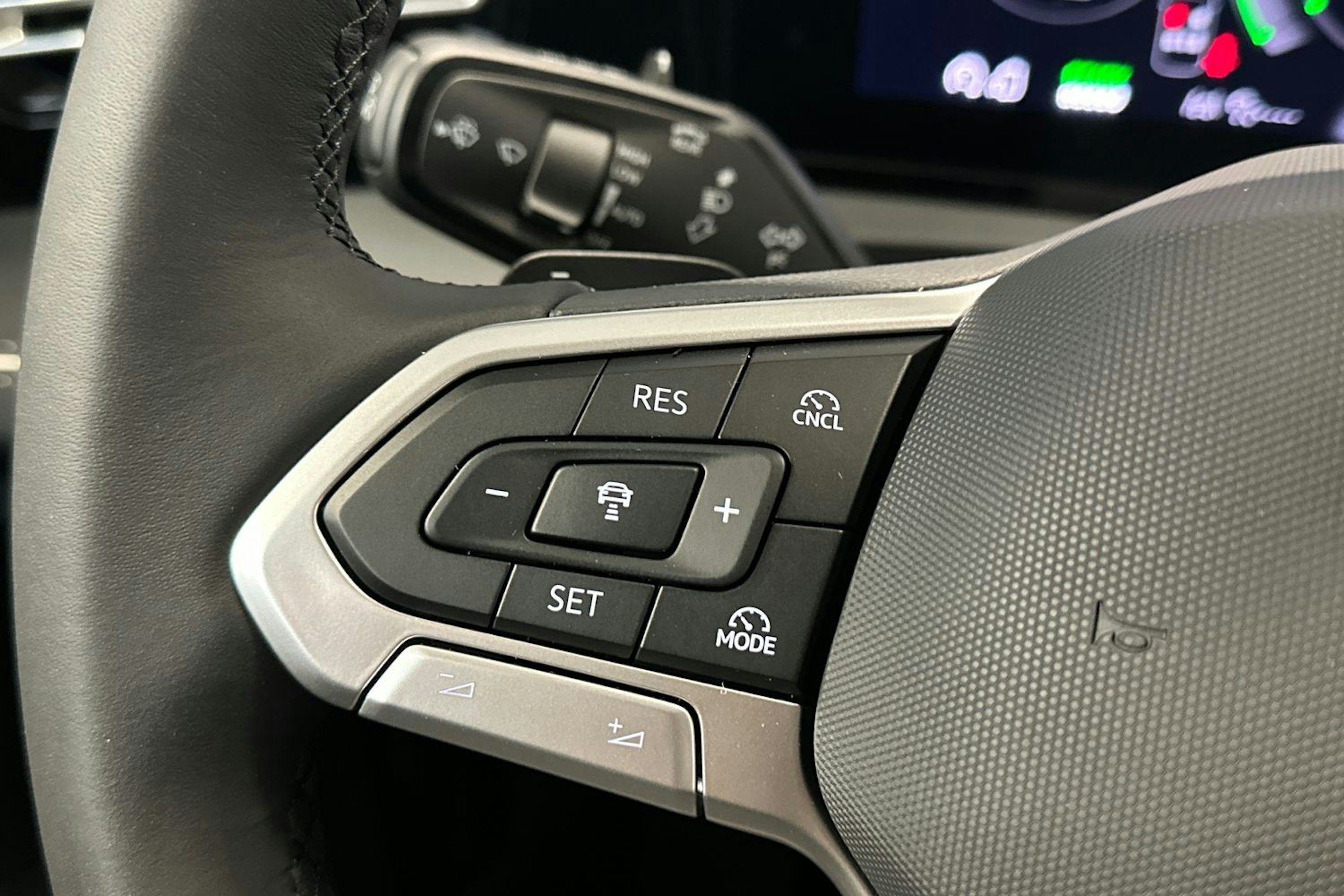 harmaa Volkswagen Tiguan 2026 kuva 18.