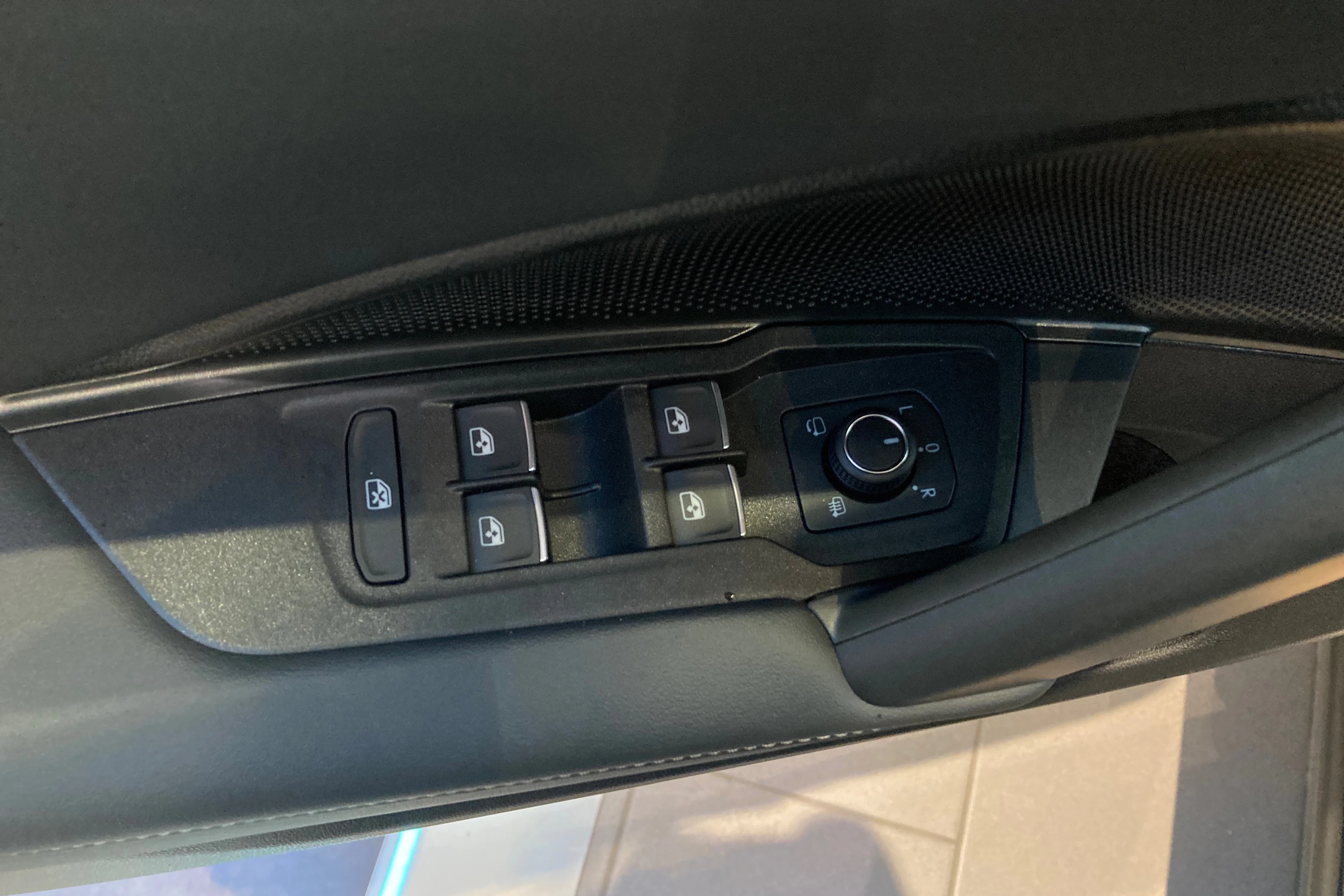 harmaa Volkswagen Tiguan 2026 kuva 13.