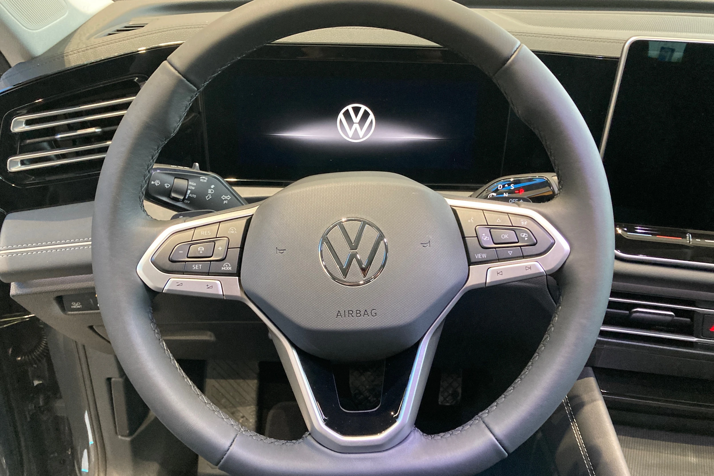 harmaa Volkswagen Tiguan 2026 kuva 14.