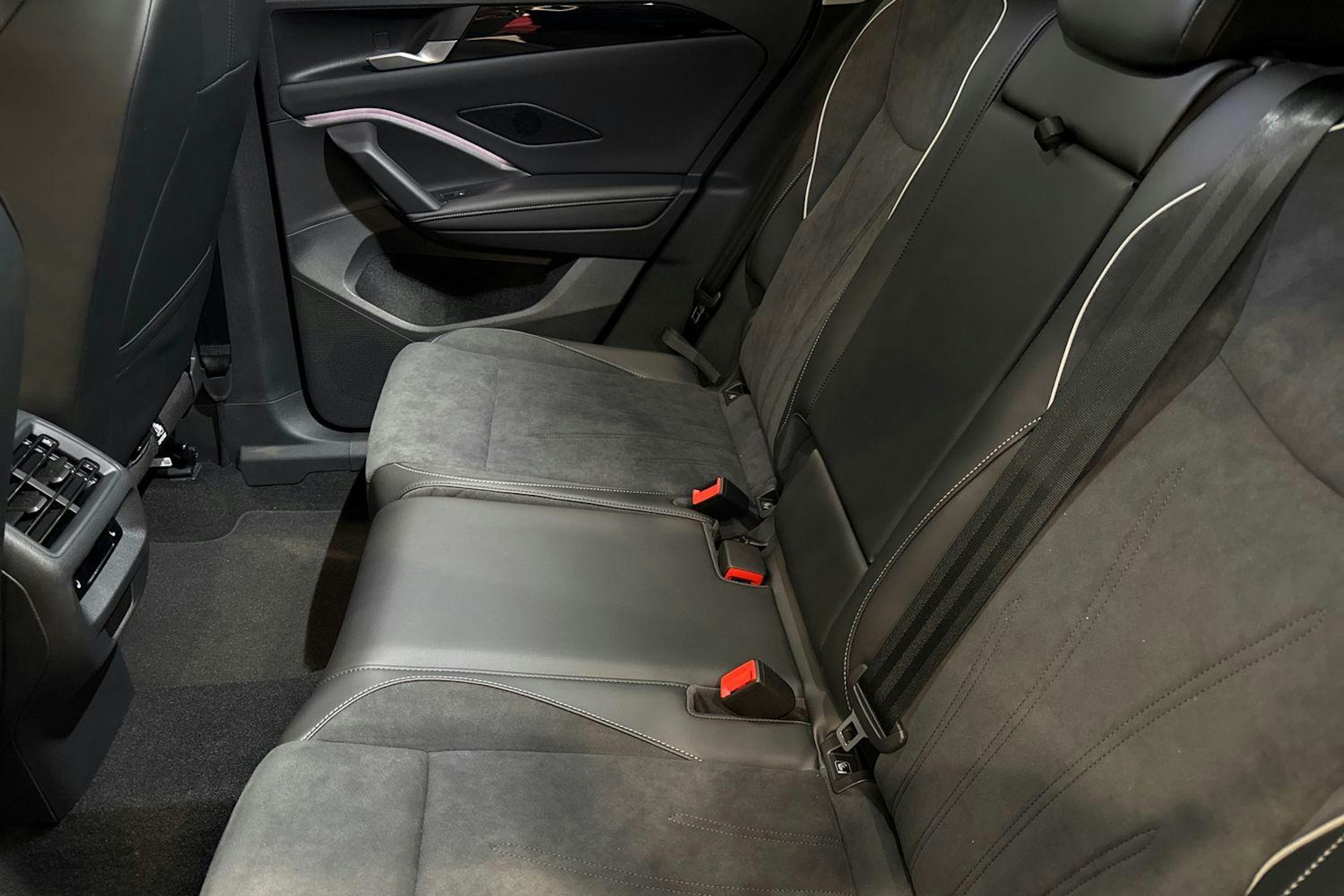 harmaa Volkswagen Tiguan 2026 kuva 8.