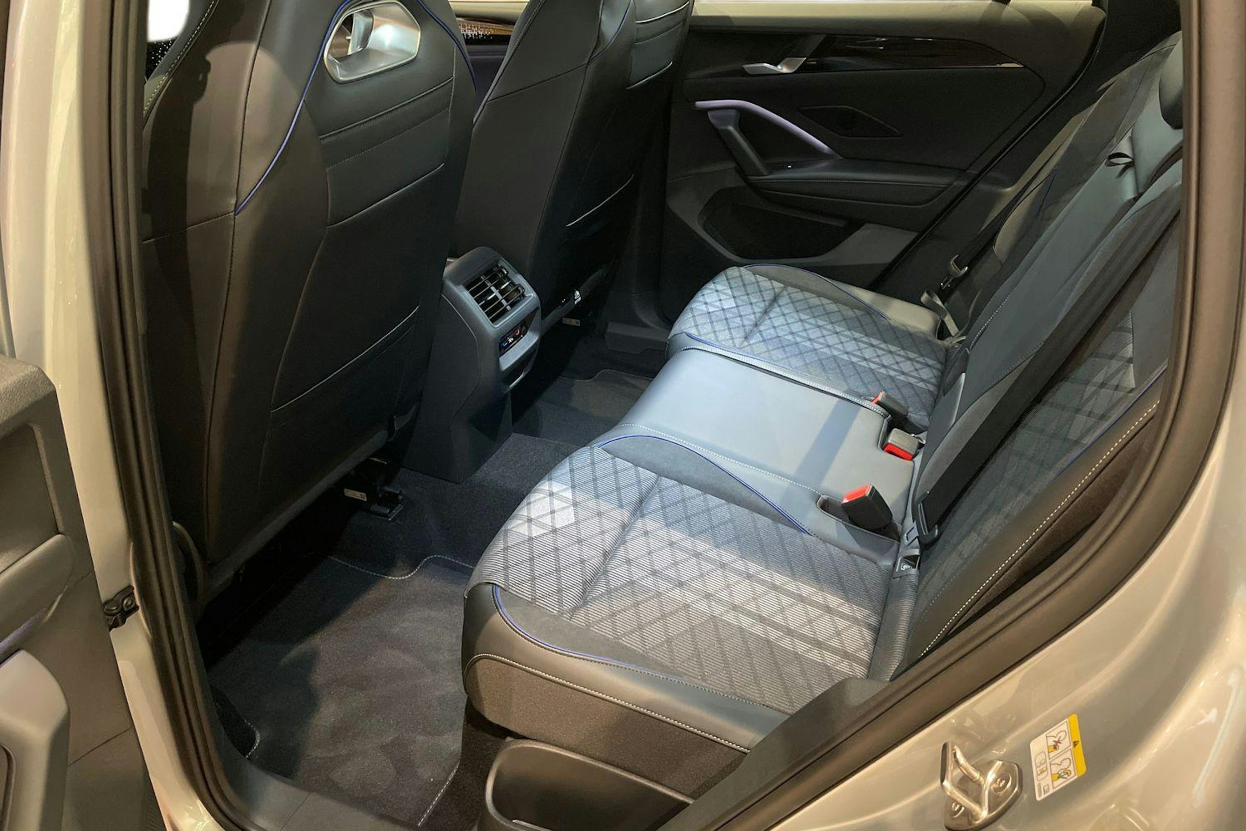 harmaa Volkswagen Tiguan 2026 kuva 8.