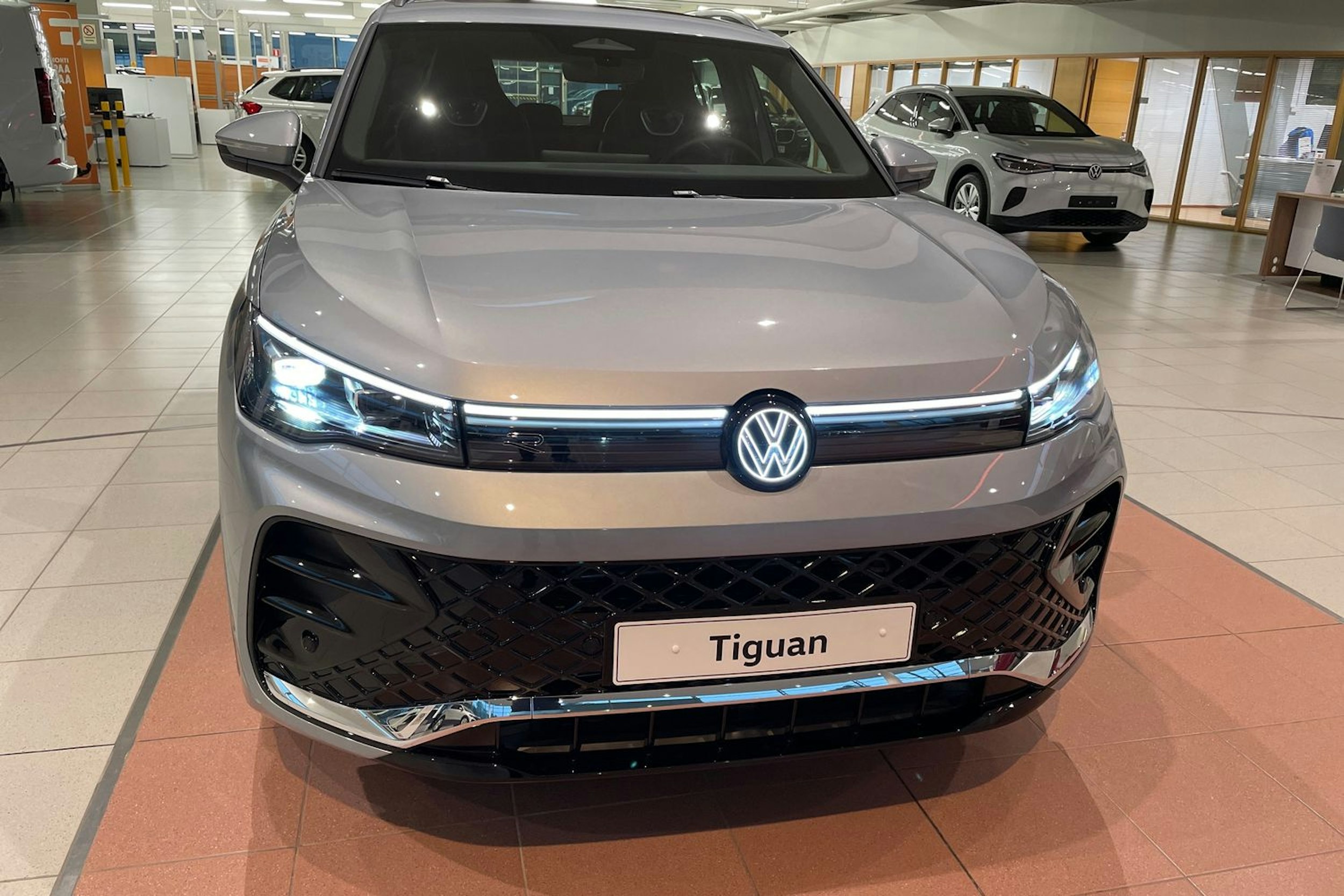 harmaa Volkswagen Tiguan 2026 kuva 17.