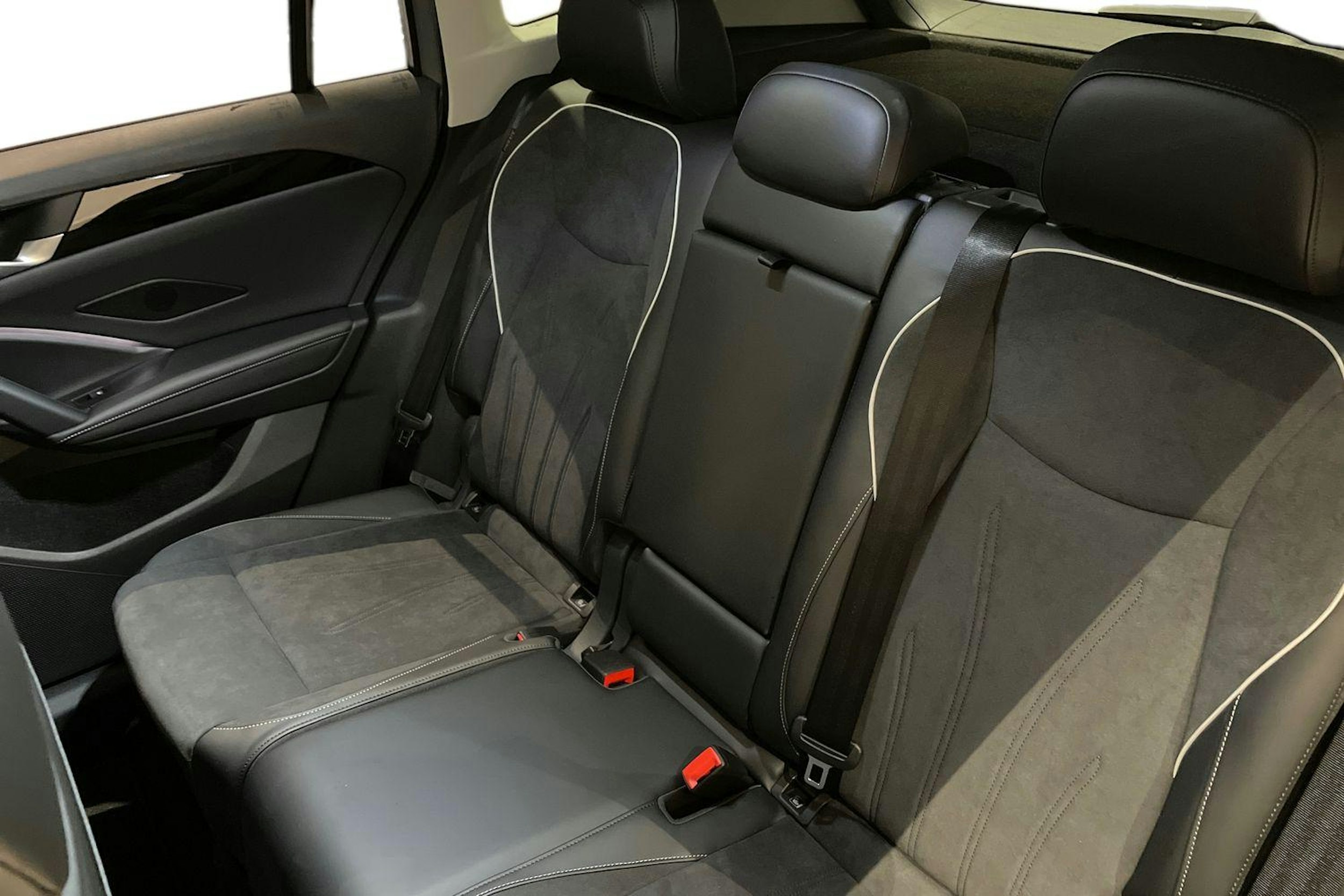 harmaa Volkswagen Tiguan 2026 kuva 8.