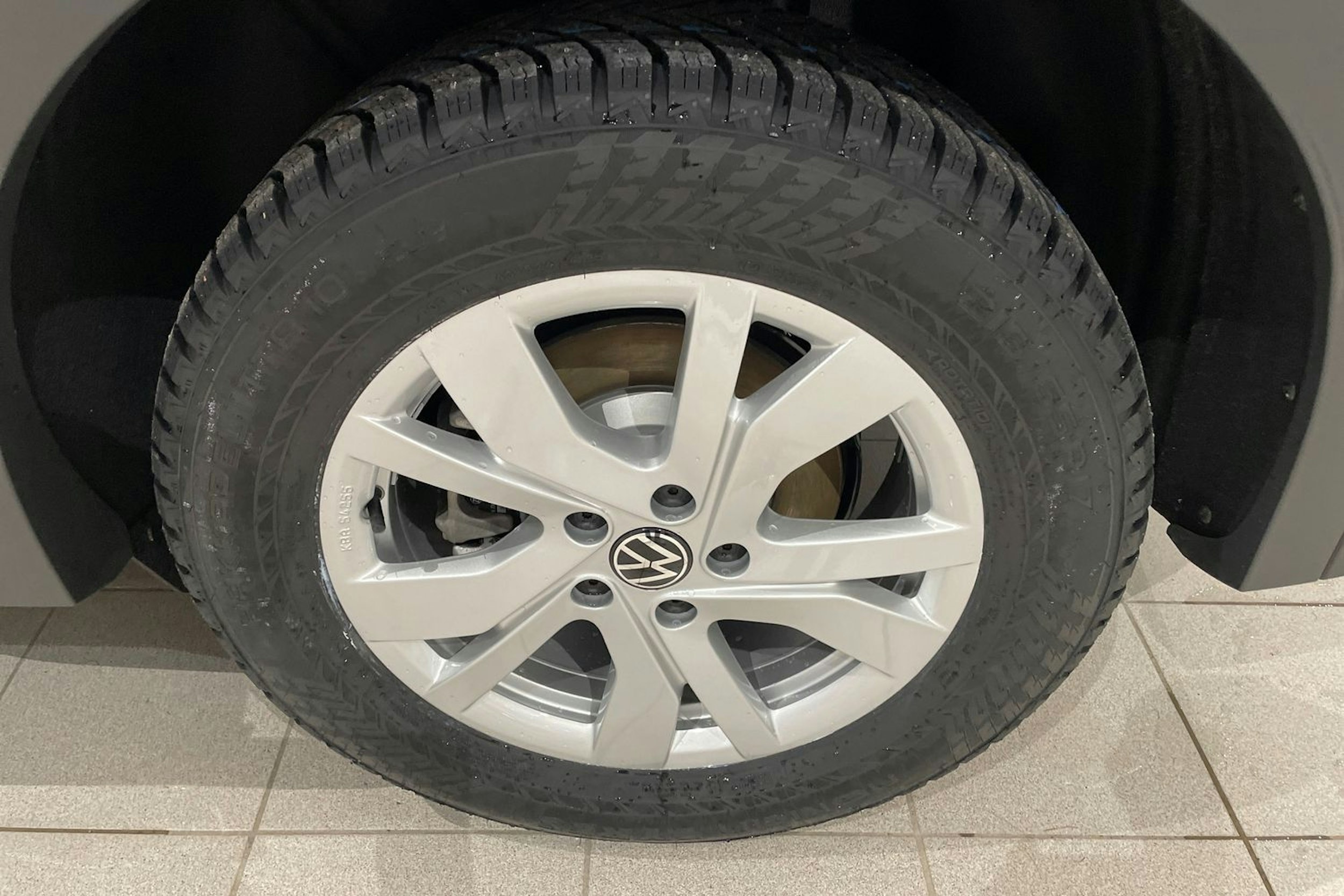 harmaa Volkswagen Tiguan 2026 kuva 10.