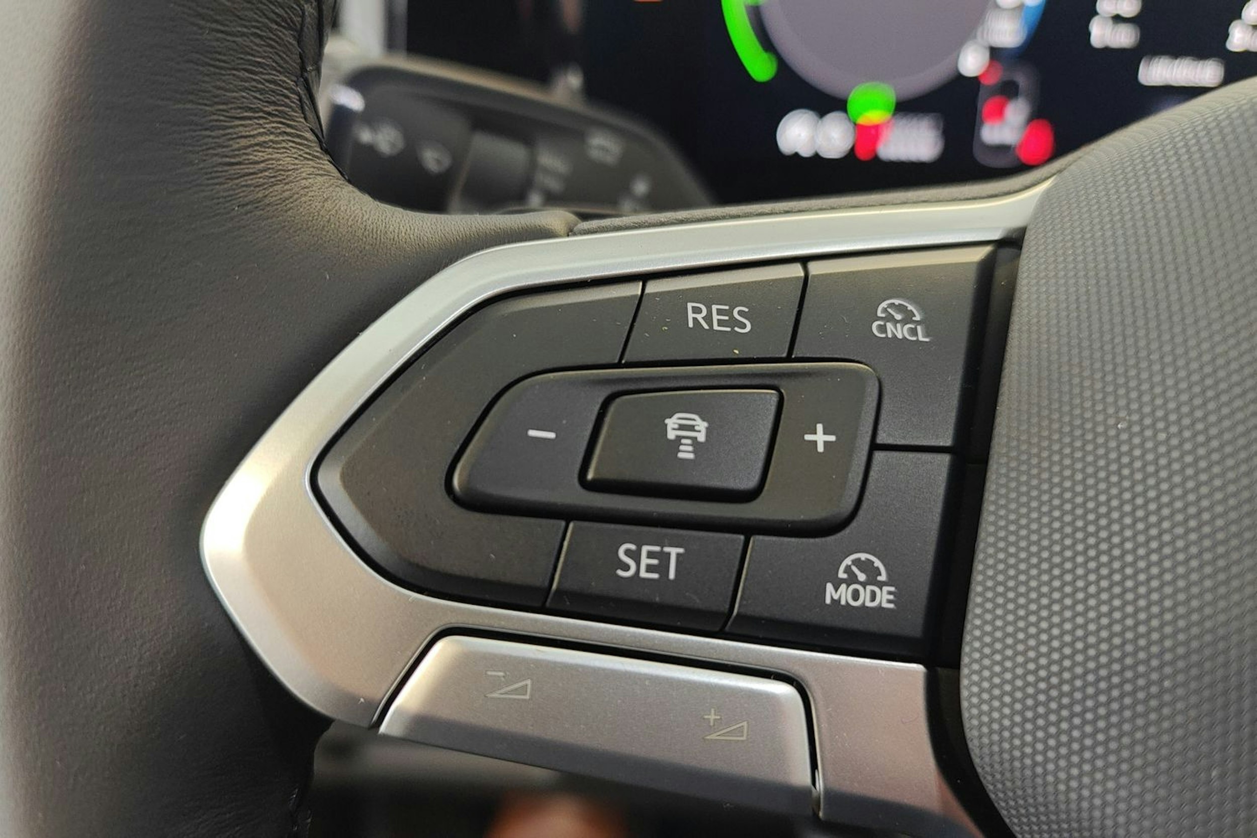 harmaa Volkswagen Tiguan 2026 kuva 19.