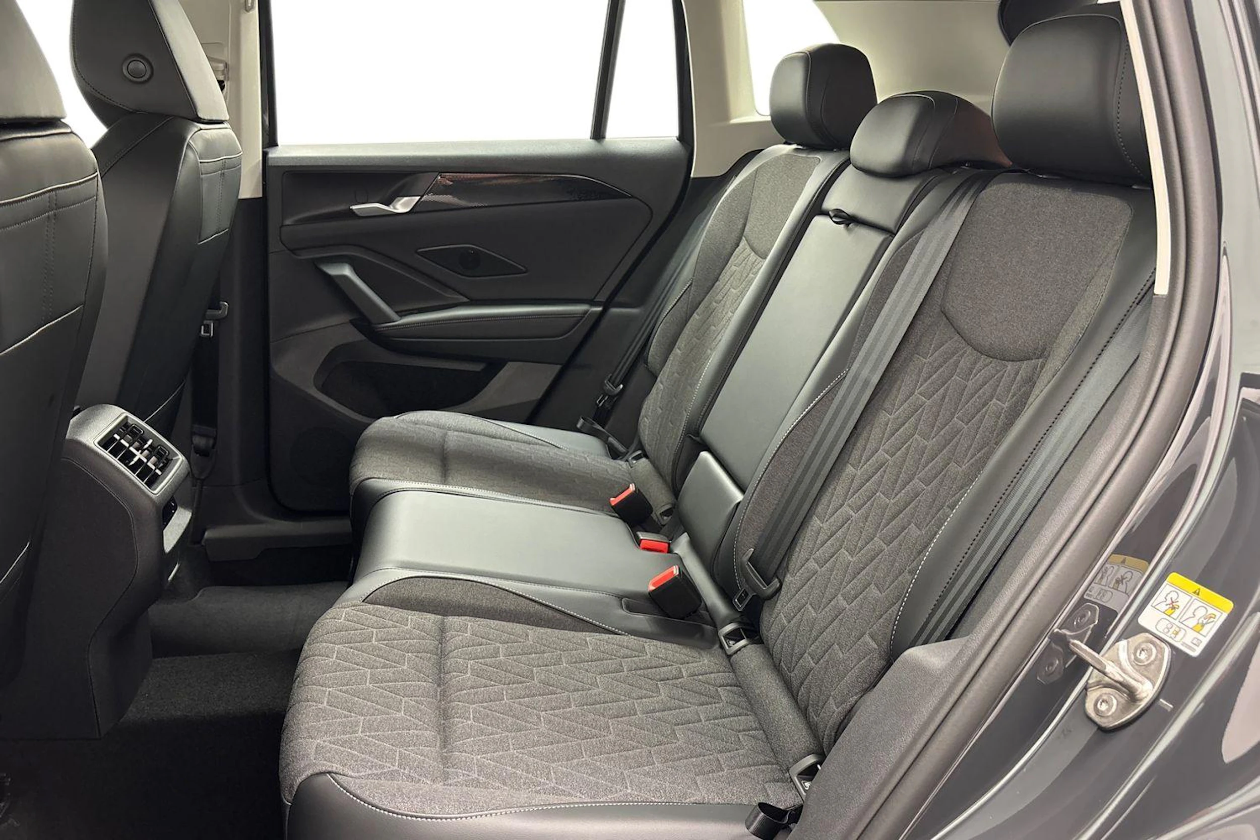 harmaa Volkswagen Tiguan 2026 kuva 8.