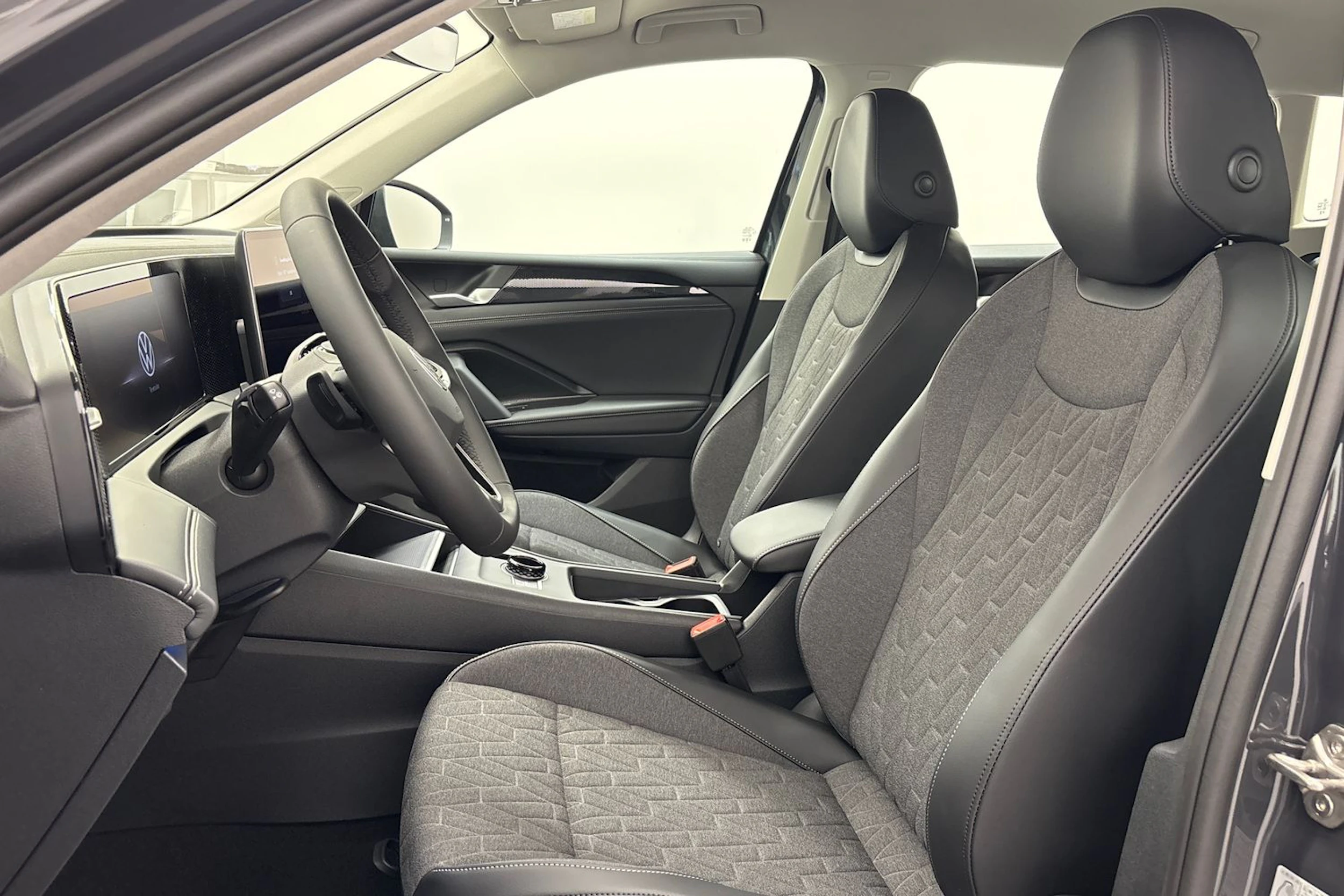 harmaa Volkswagen Tiguan 2026 kuva 11.