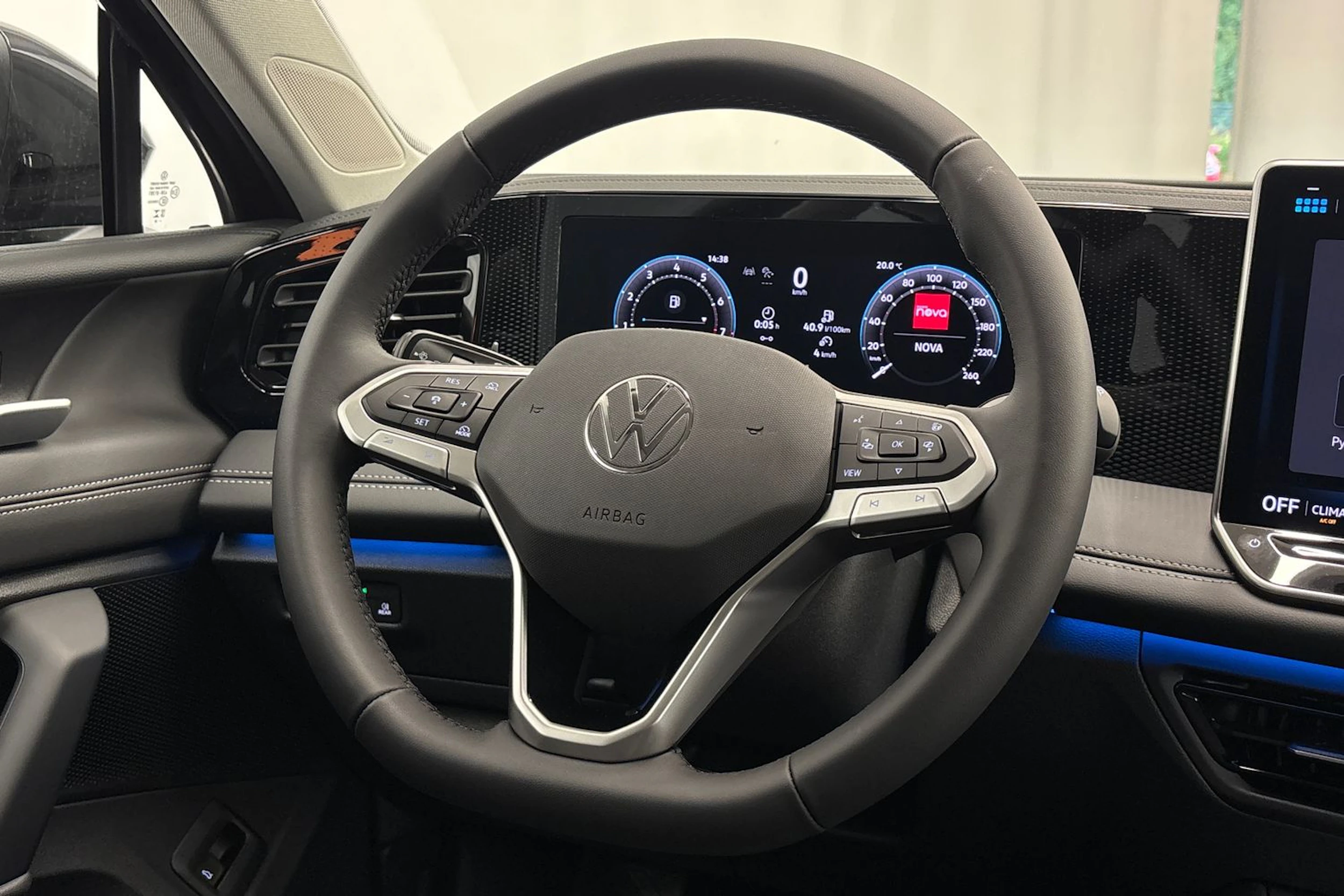 harmaa Volkswagen Tiguan 2026 kuva 12.