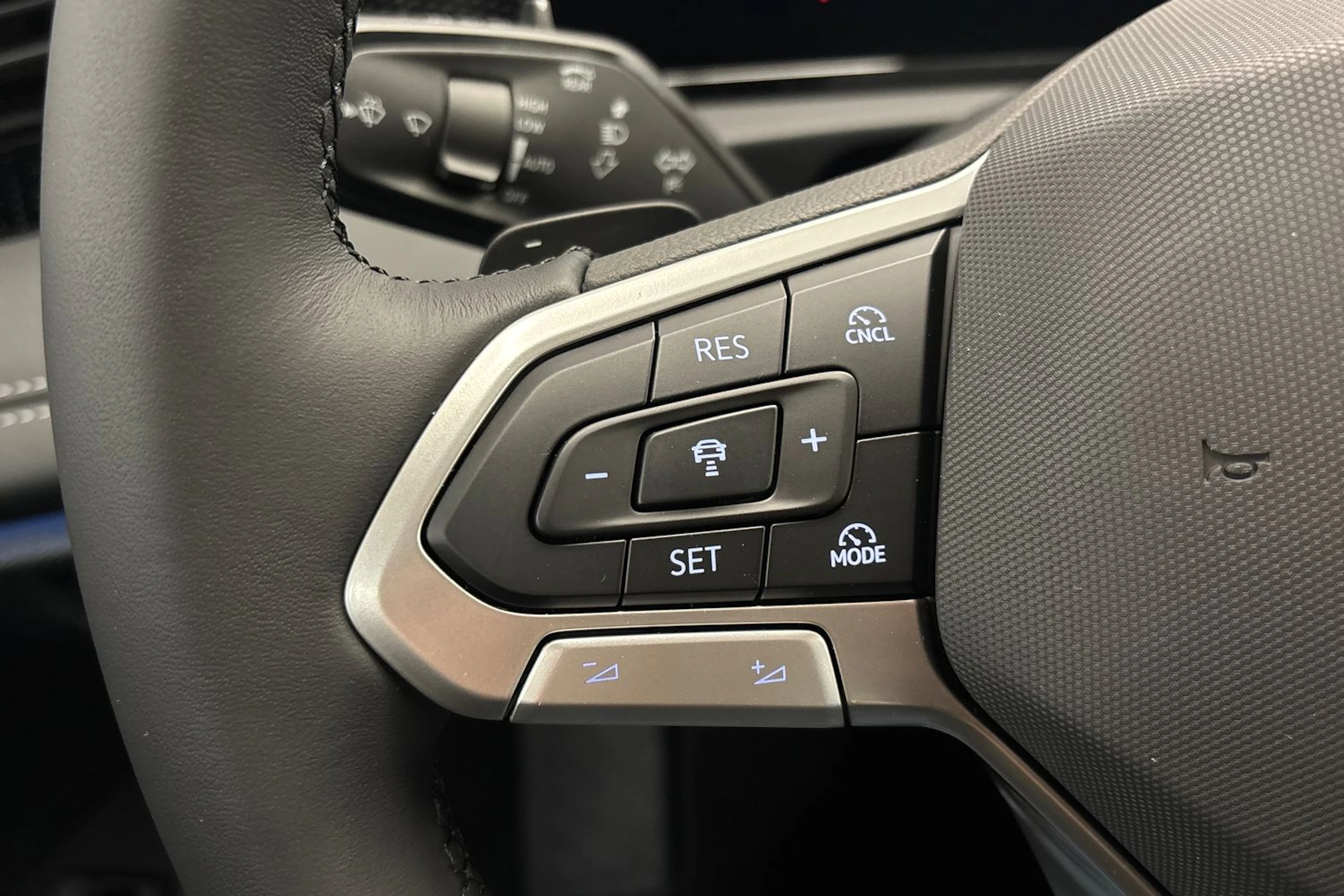 harmaa Volkswagen Tiguan 2026 kuva 13.