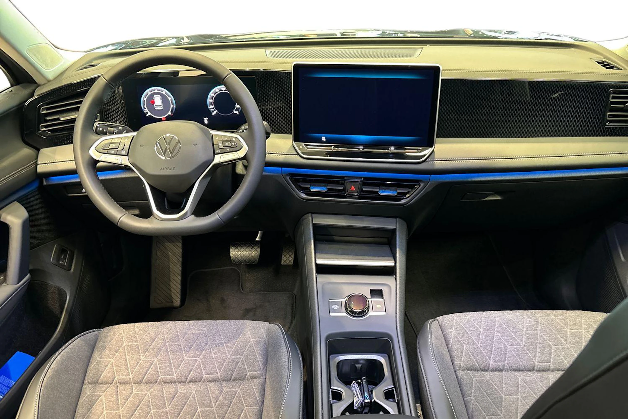 harmaa Volkswagen Tiguan 2026 kuva 7.