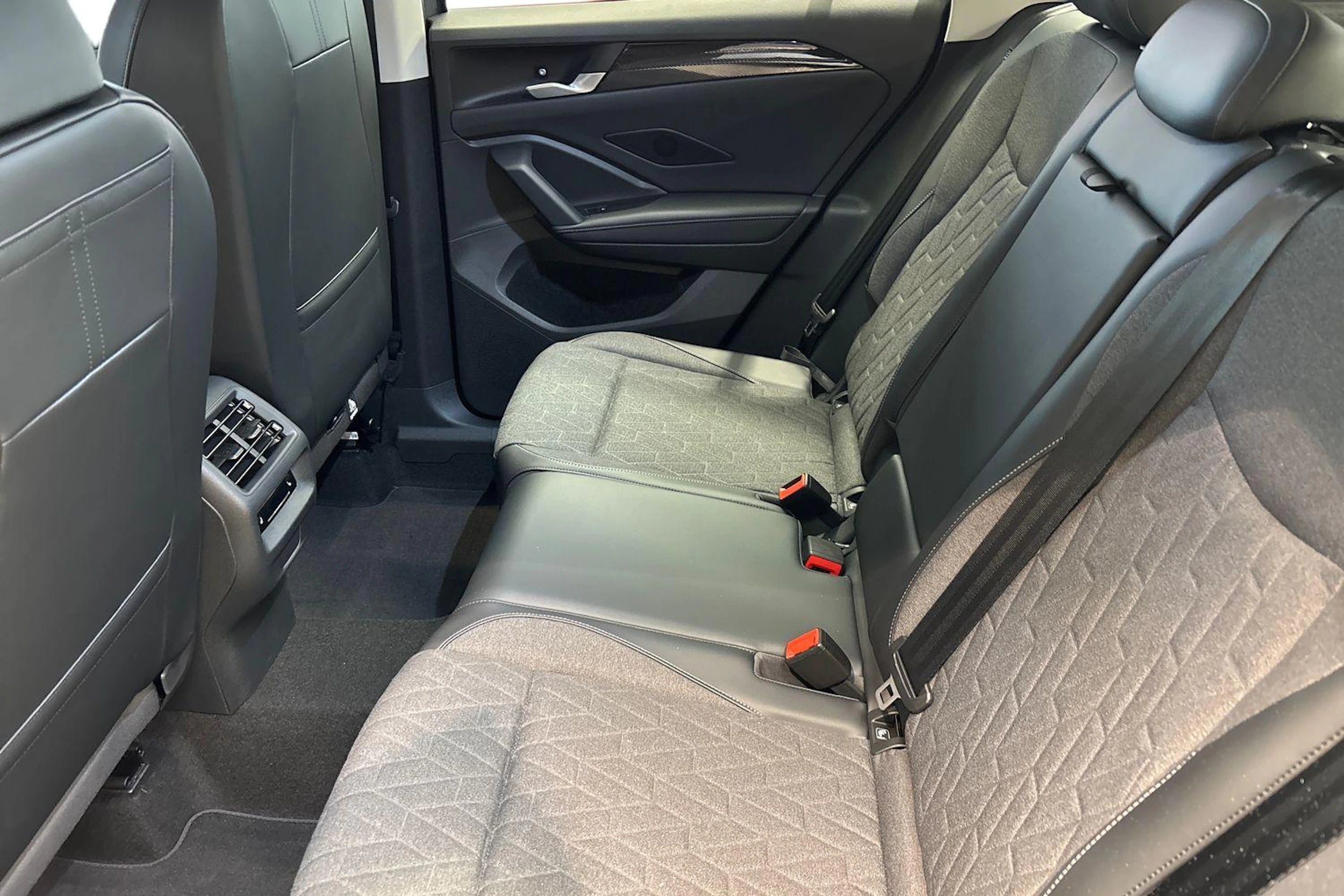 harmaa Volkswagen Tiguan 2026 kuva 8.