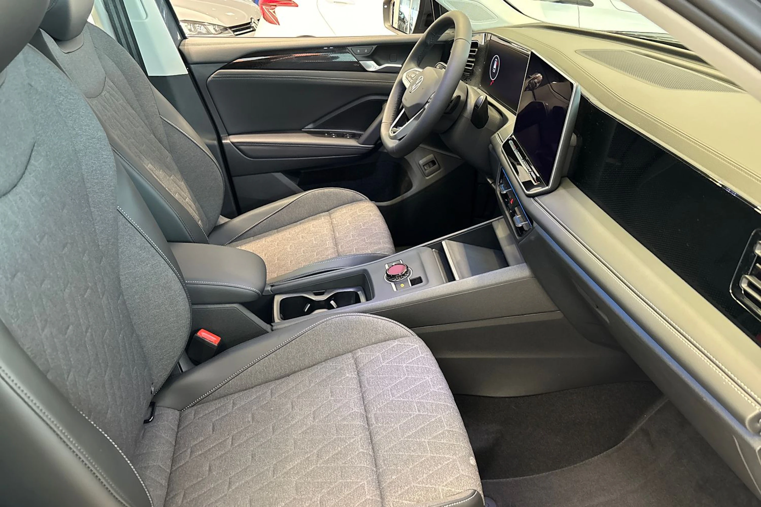 harmaa Volkswagen Tiguan 2026 kuva 11.
