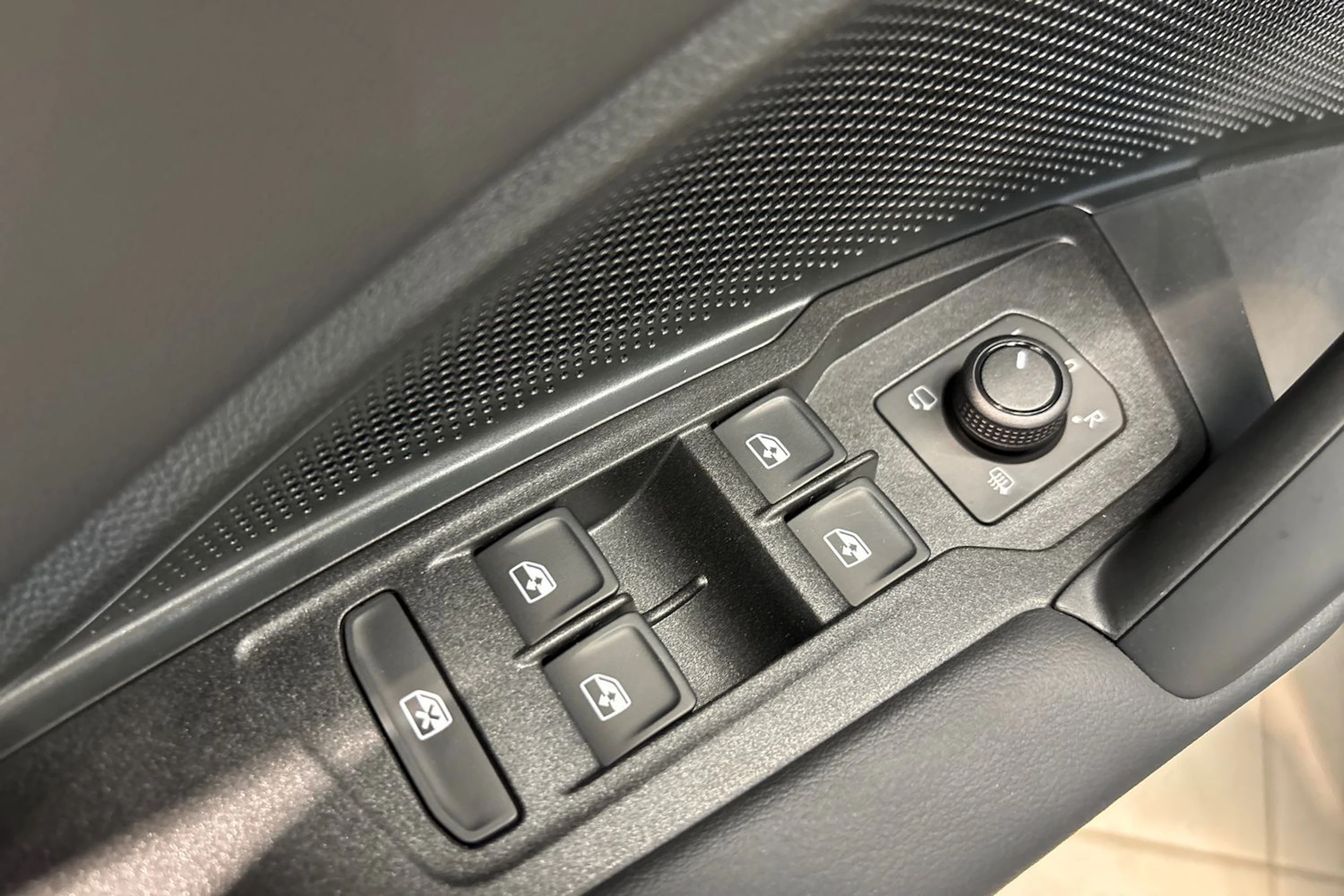 harmaa Volkswagen Tiguan 2026 kuva 17.