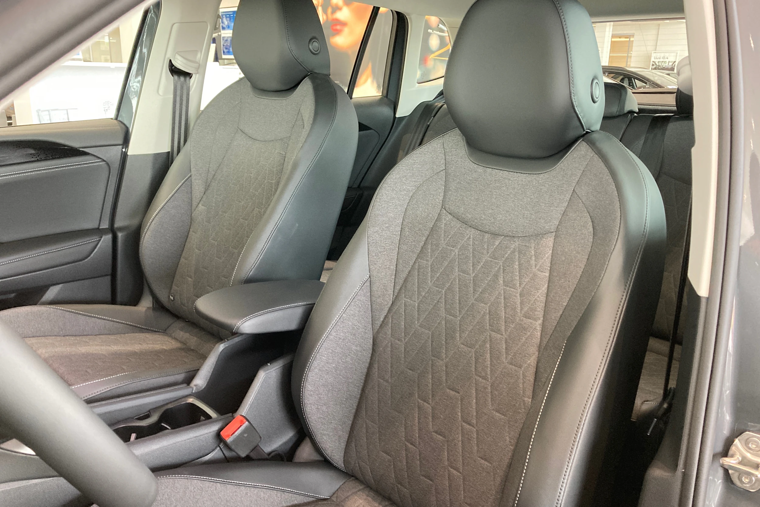 harmaa Volkswagen Tiguan 2026 kuva 11.