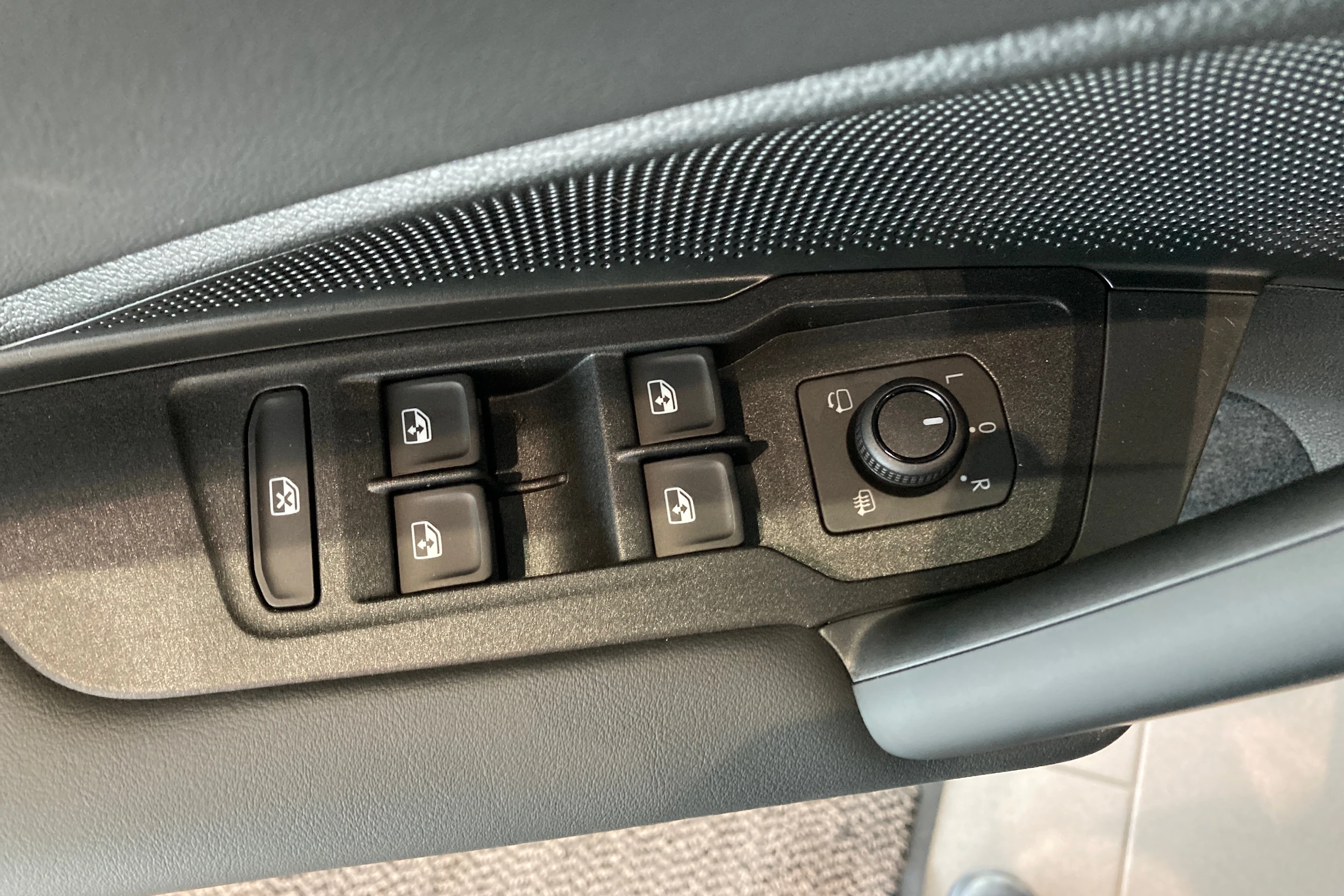 harmaa Volkswagen Tiguan 2026 kuva 12.