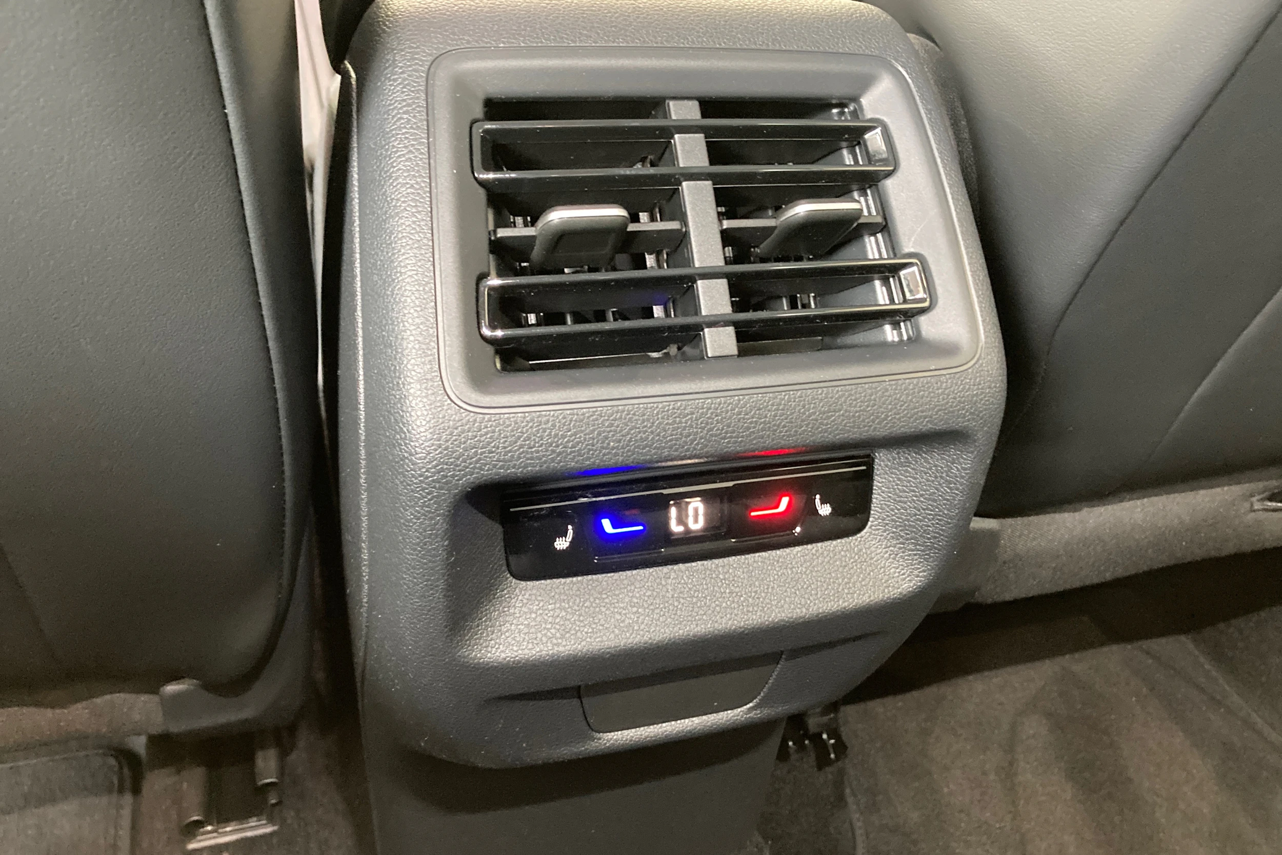harmaa Volkswagen Tiguan 2026 kuva 18.