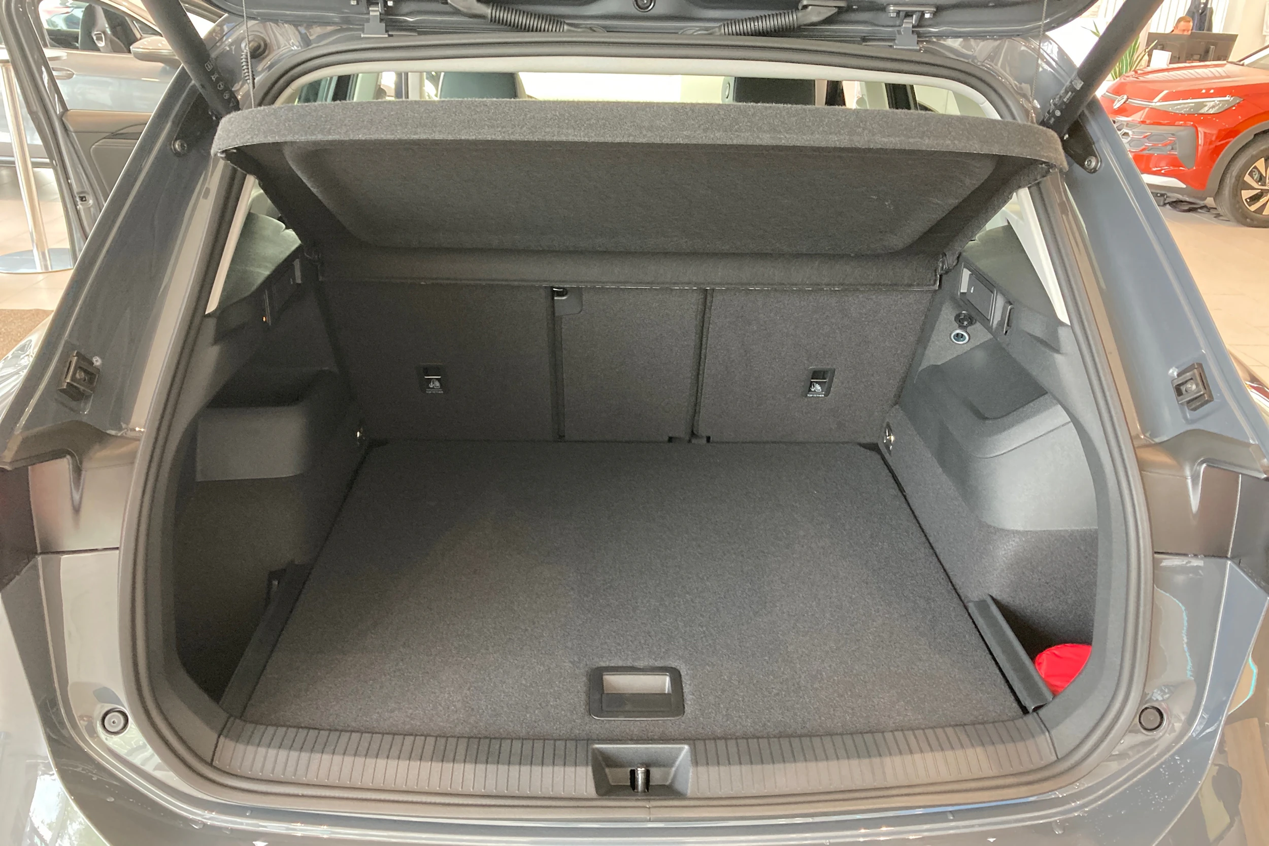harmaa Volkswagen Tiguan 2026 kuva 19.