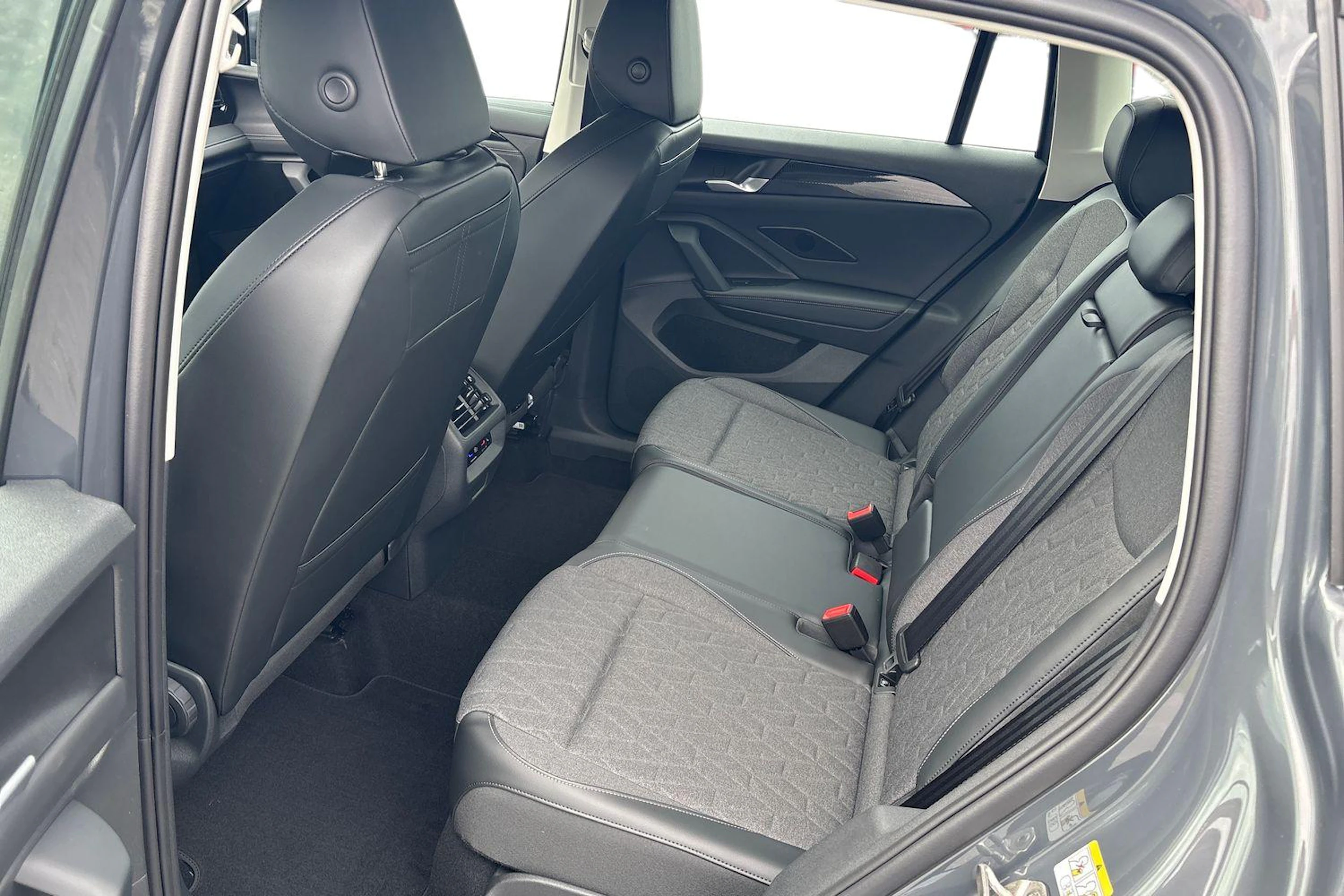 harmaa Volkswagen Tiguan 2026 kuva 8.