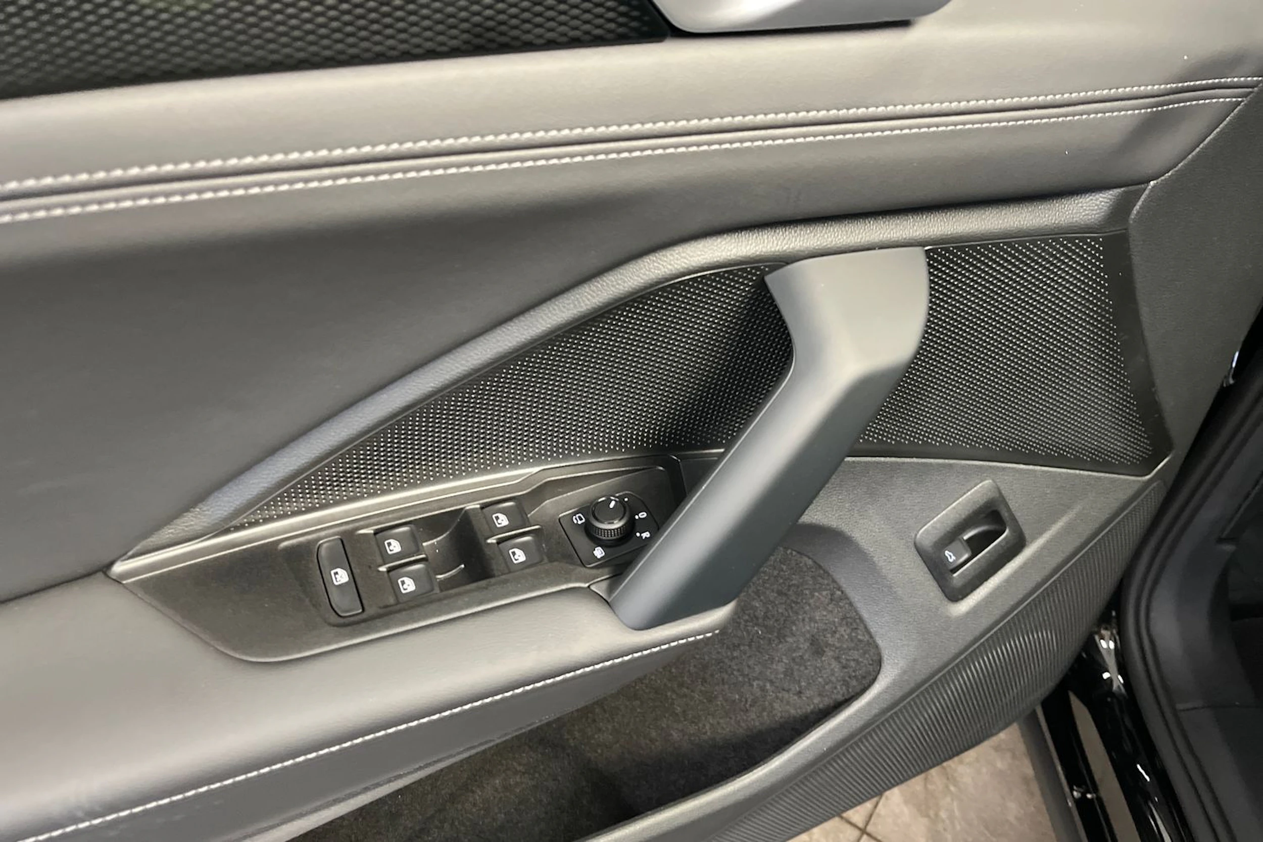 musta Volkswagen Tiguan 2026 kuva 12.