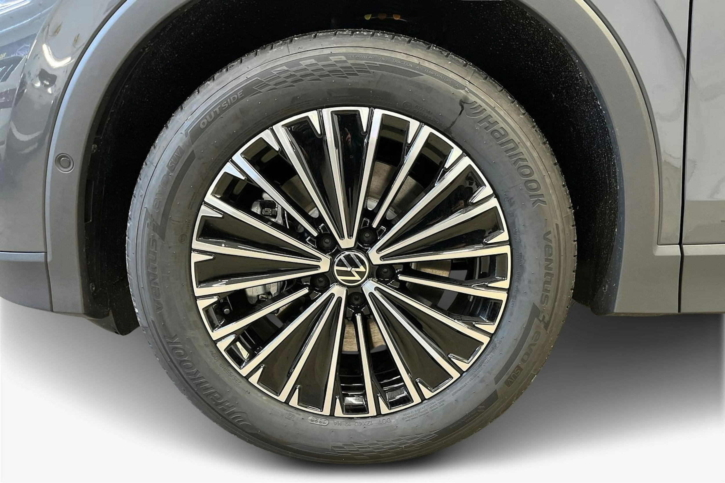 harmaa Volkswagen Tiguan 2026 kuva 9.