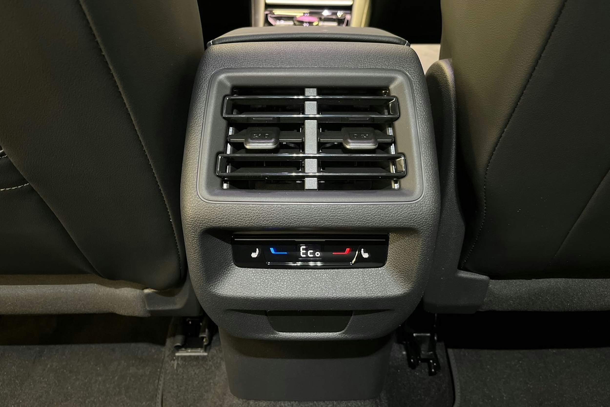 harmaa Volkswagen Tiguan 2026 kuva 12.