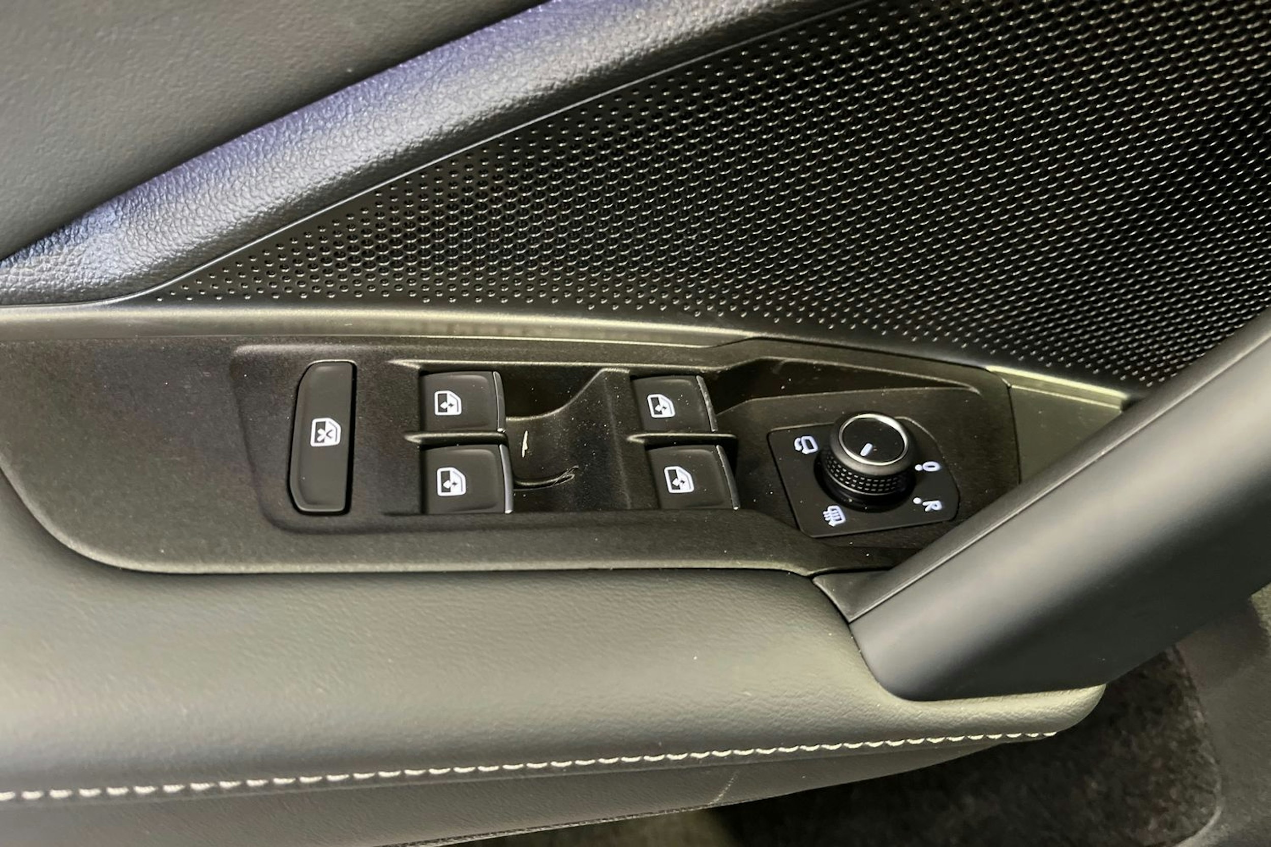 harmaa Volkswagen Tiguan 2026 kuva 13.