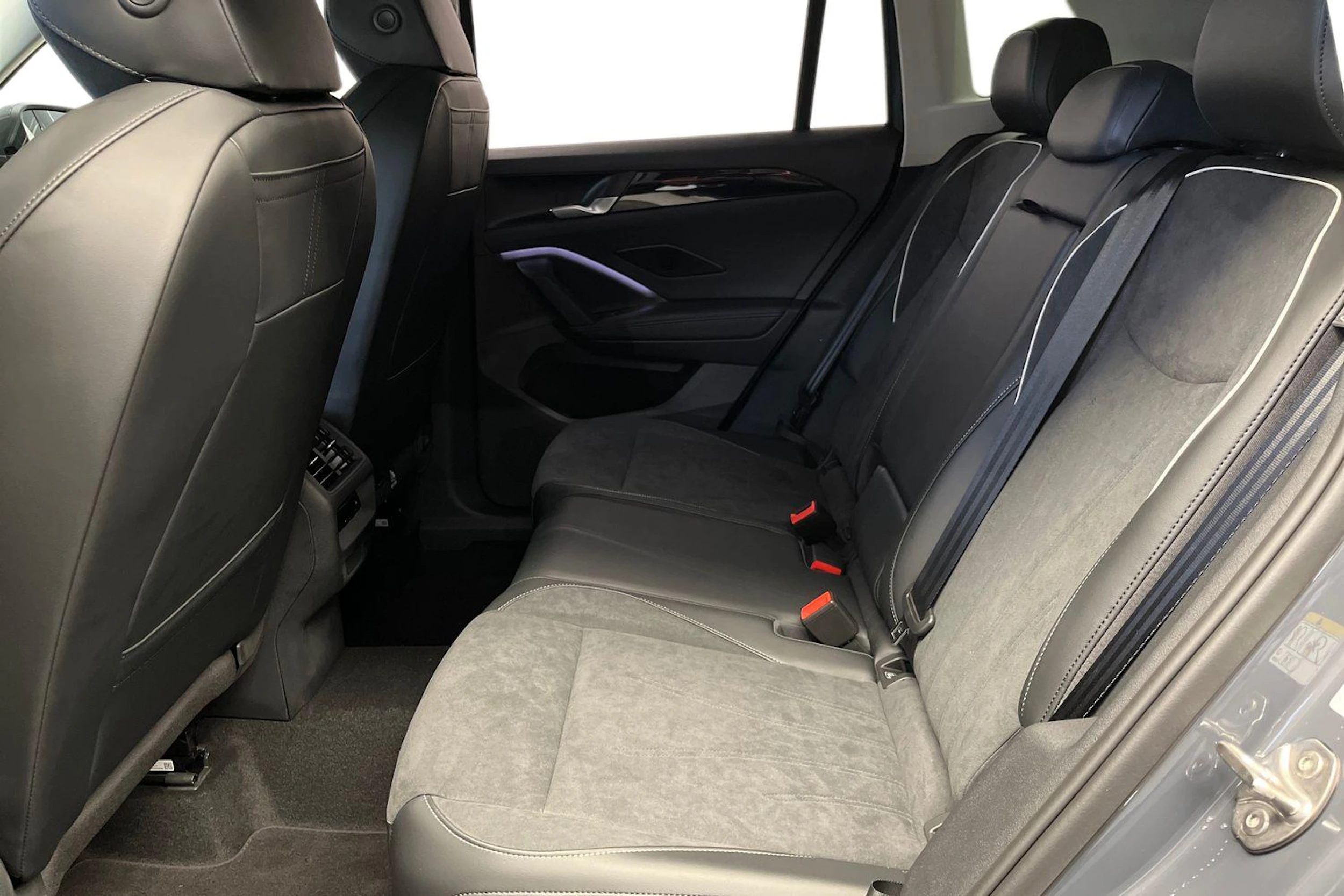 harmaa Volkswagen Tiguan 2026 kuva 8.